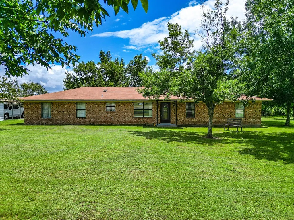 Single Family Residence For Sale in Hopkins County , 882 Farm Road 1537, Sulphur Springs, Texas 75482, 3 Bedroom, 2 Bathroom, 1 Garage spaces, 1,854 Sqft, built in 1979, mls#21305365, Real Estate Agent in Sulphur Springs, Homes For Sale in Hopkins county, Homes For Sale in Sulphur Springs, Realtor in Sulphur Springs Texas, Real Estate Brokerage Independent Realty Texas, Luminita Cordes Realtor