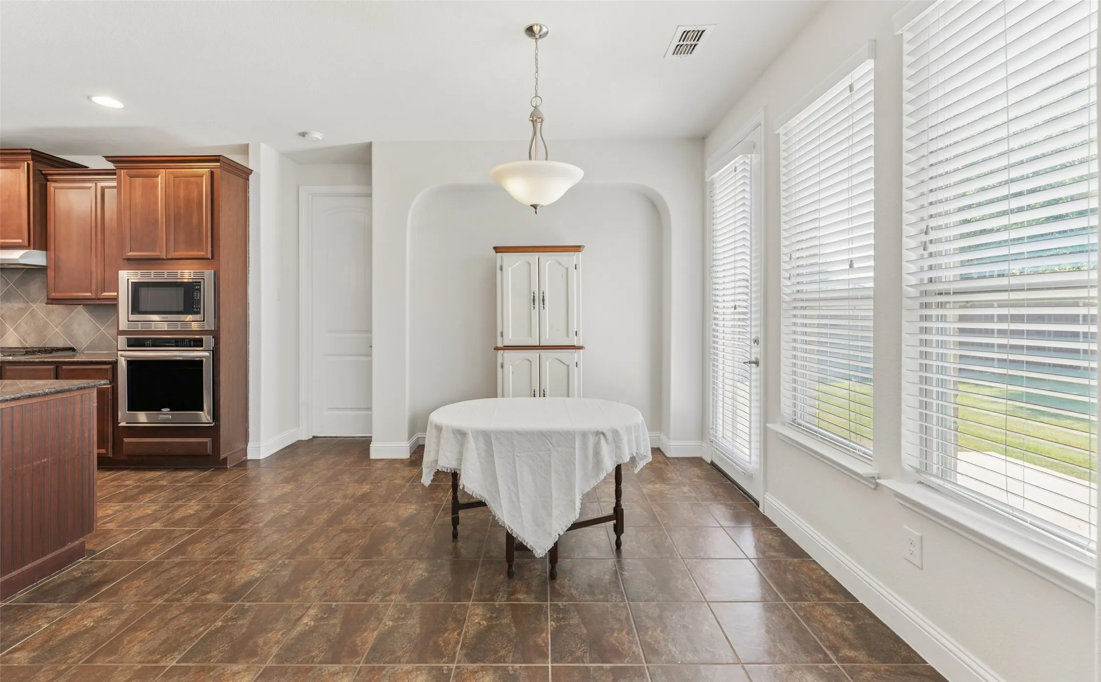 Single Family Residence For Sale in Denton County , 1374 Sandhurst Drive, Roanoke, Texas 76262, 4 Bedroom, 3 Bathroom, 2 Garage spaces, 3,073 Sqft, built in 2014, mls#21304535, Real Estate Agent in Roanoke, Homes For Sale in Denton county, Homes For Sale in Roanoke, Realtor in Roanoke Texas, Real Estate Brokerage Independent Realty Texas, Luminita Cordes Realtor