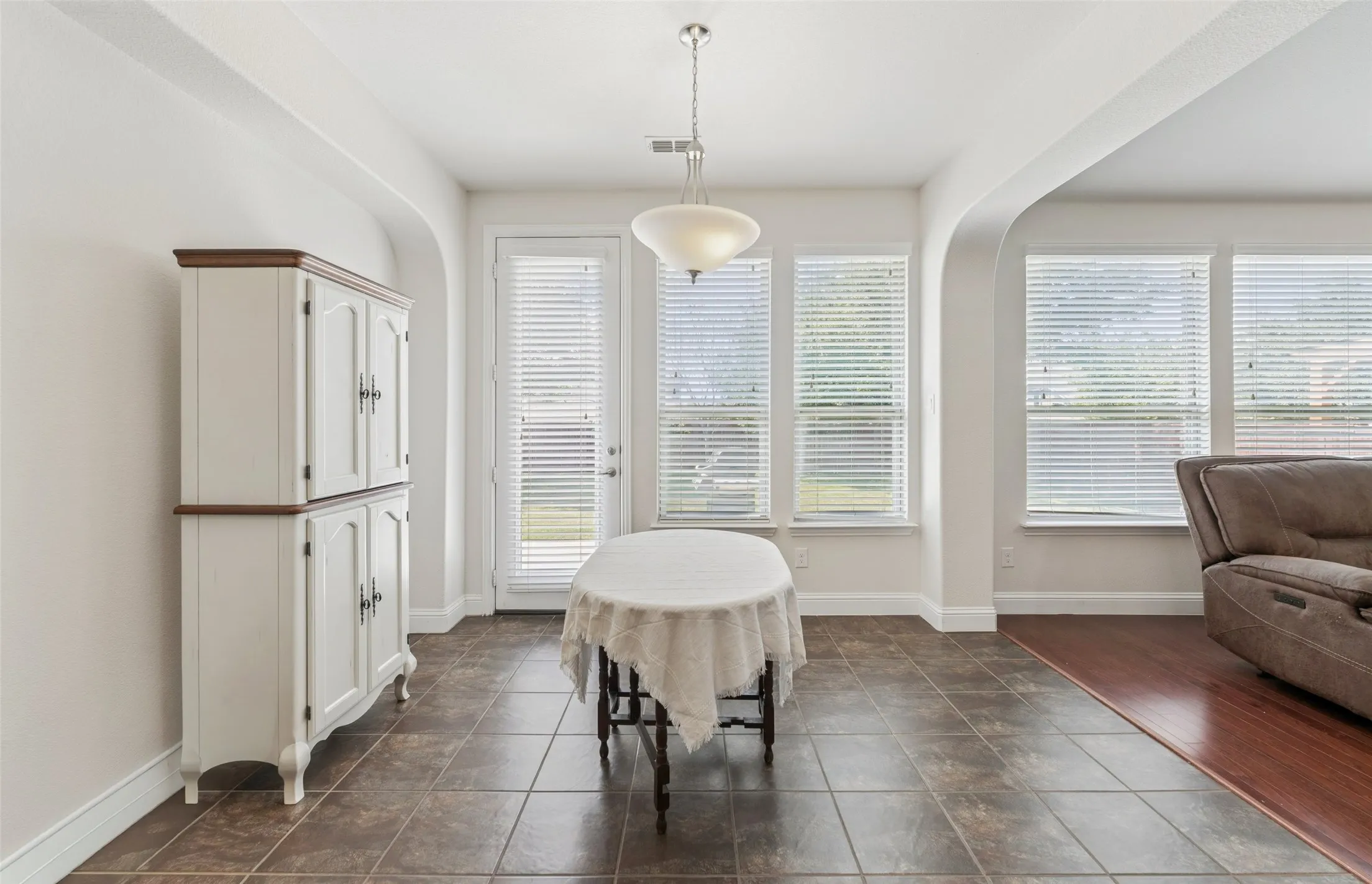 Single Family Residence For Sale in Denton County , 1374 Sandhurst Drive, Roanoke, Texas 76262, 4 Bedroom, 3 Bathroom, 2 Garage spaces, 3,073 Sqft, built in 2014, mls#21304535, Real Estate Agent in Roanoke, Homes For Sale in Denton county, Homes For Sale in Roanoke, Realtor in Roanoke Texas, Real Estate Brokerage Independent Realty Texas, Luminita Cordes Realtor