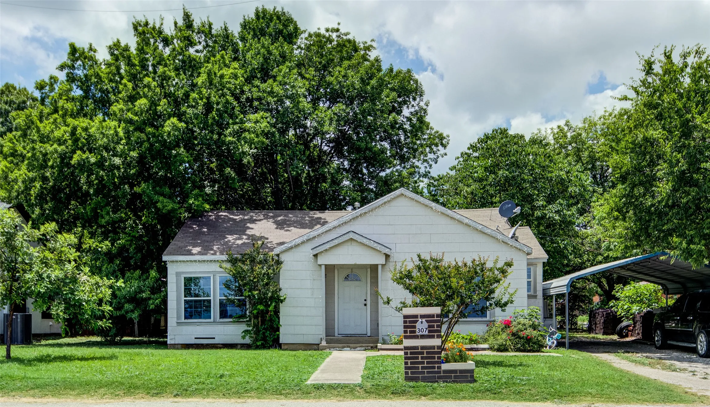 Single Family Residence For Sale in Wise County , 307 N Miller Street, Decatur, Texas 76234, 3 Bedroom, 1 Bathroom, Garage spaces, 1,145 Sqft, built in 1940, mls#21303088, Real Estate Agent in Decatur, Homes For Sale in Wise county, Homes For Sale in Decatur, Realtor in Decatur Texas, Real Estate Brokerage Independent Realty Texas, Luminita Cordes Realtor