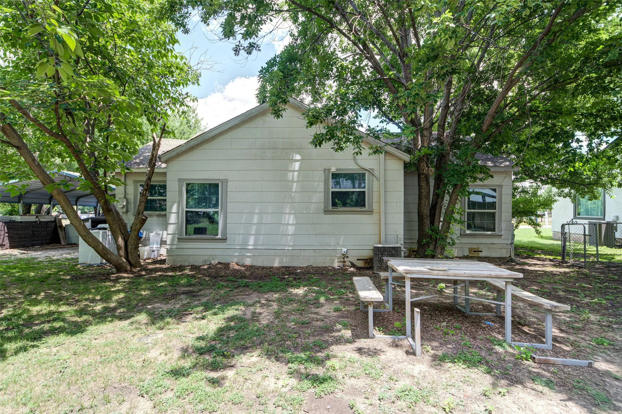 Single Family Residence For Sale in Wise County , 307 N Miller Street, Decatur, Texas 76234, 3 Bedroom, 1 Bathroom, Garage spaces, 1,145 Sqft, built in 1940, mls#21303088, Real Estate Agent in Decatur, Homes For Sale in Wise county, Homes For Sale in Decatur, Realtor in Decatur Texas, Real Estate Brokerage Independent Realty Texas, Luminita Cordes Realtor