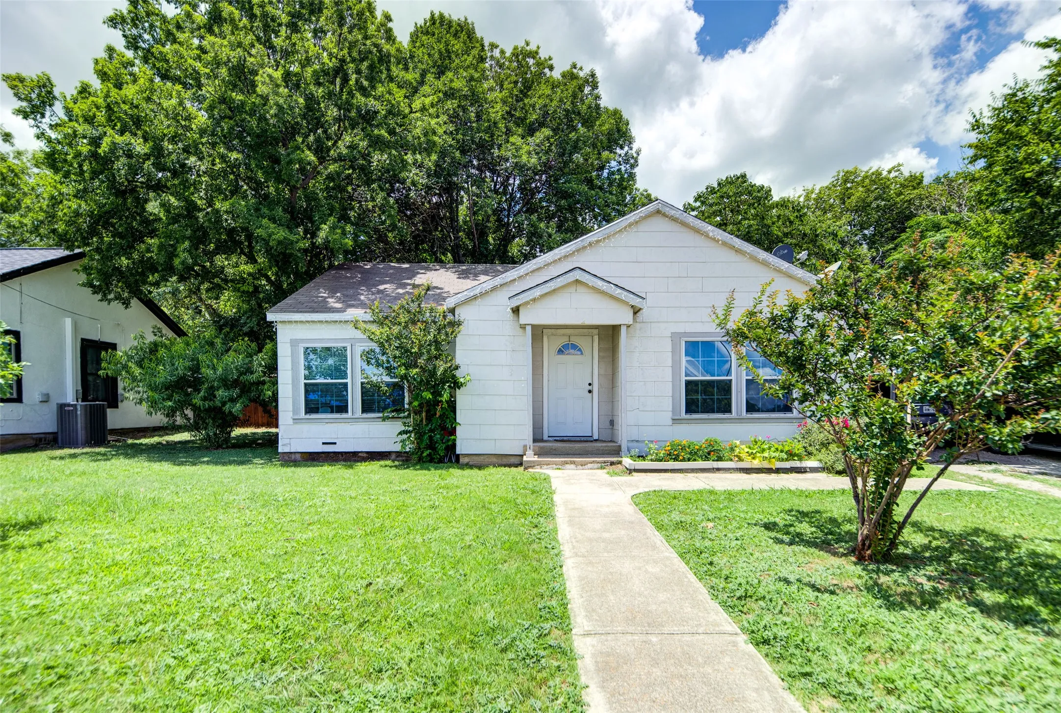 Single Family Residence For Sale in Wise County , 307 N Miller Street, Decatur, Texas 76234, 3 Bedroom, 1 Bathroom, Garage spaces, 1,145 Sqft, built in 1940, mls#21303088, Real Estate Agent in Decatur, Homes For Sale in Wise county, Homes For Sale in Decatur, Realtor in Decatur Texas, Real Estate Brokerage Independent Realty Texas, Luminita Cordes Realtor