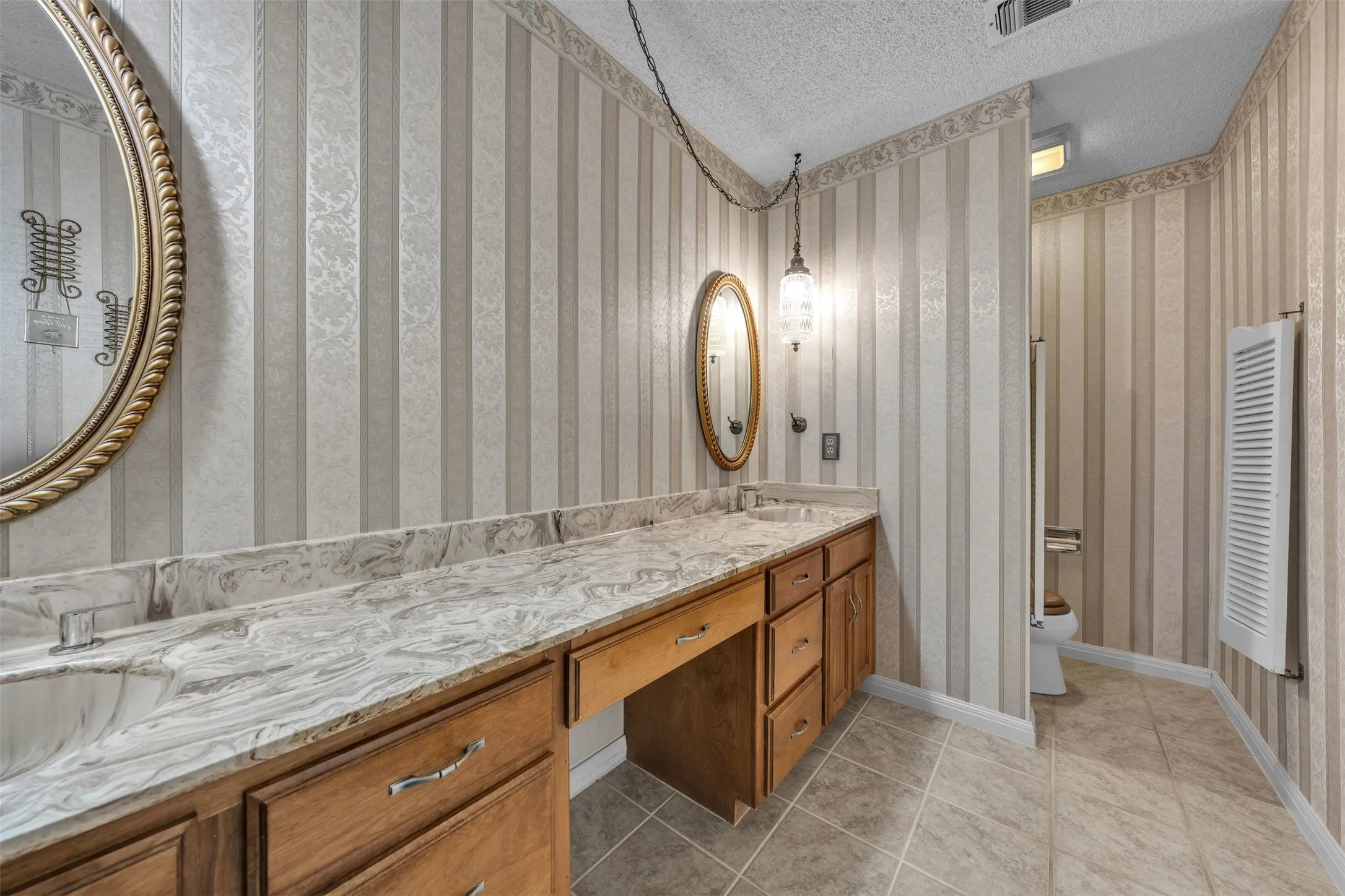 Single Family Residence For Sale in Tarrant County , 205 Mountain View Drive, Azle, Texas 76020, 3 Bedroom, 2 Bathroom, 2 Garage spaces, 1,484 Sqft, built in 1978, mls#21304704, Real Estate Agent in Azle, Homes For Sale in Tarrant county, Homes For Sale in Azle, Realtor in Azle Texas, Real Estate Brokerage Independent Realty Texas, Luminita Cordes Realtor