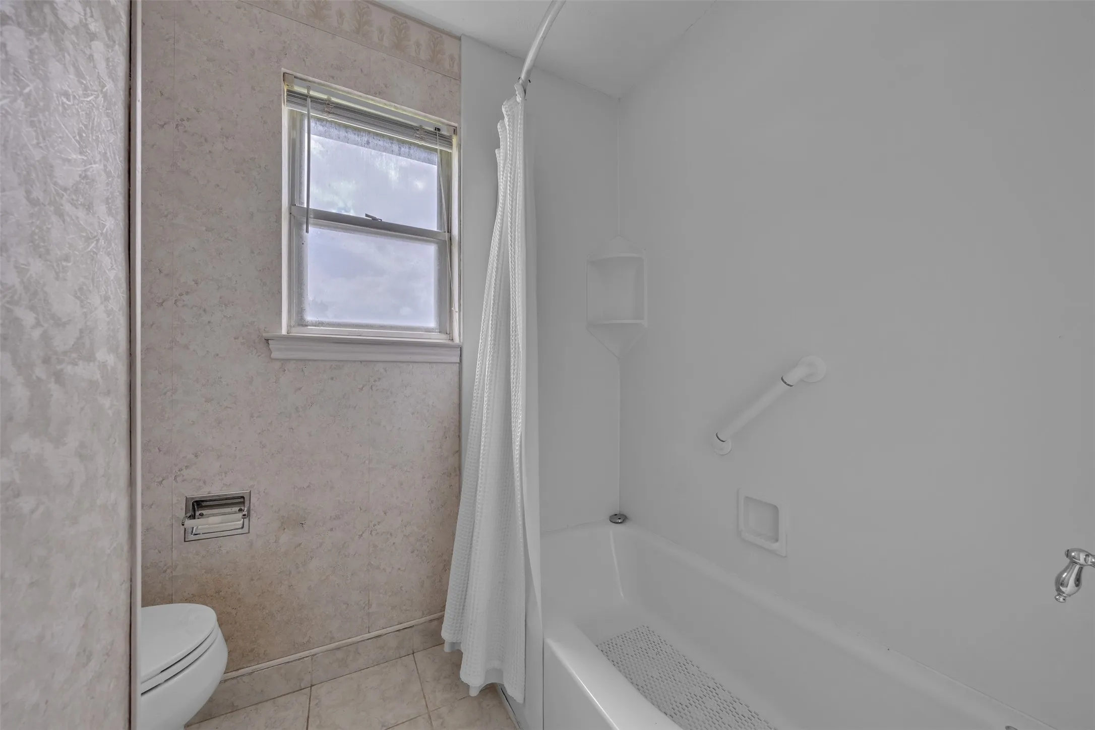 Single Family Residence For Sale in Tarrant County , 205 Mountain View Drive, Azle, Texas 76020, 3 Bedroom, 2 Bathroom, 2 Garage spaces, 1,484 Sqft, built in 1978, mls#21304704, Real Estate Agent in Azle, Homes For Sale in Tarrant county, Homes For Sale in Azle, Realtor in Azle Texas, Real Estate Brokerage Independent Realty Texas, Luminita Cordes Realtor