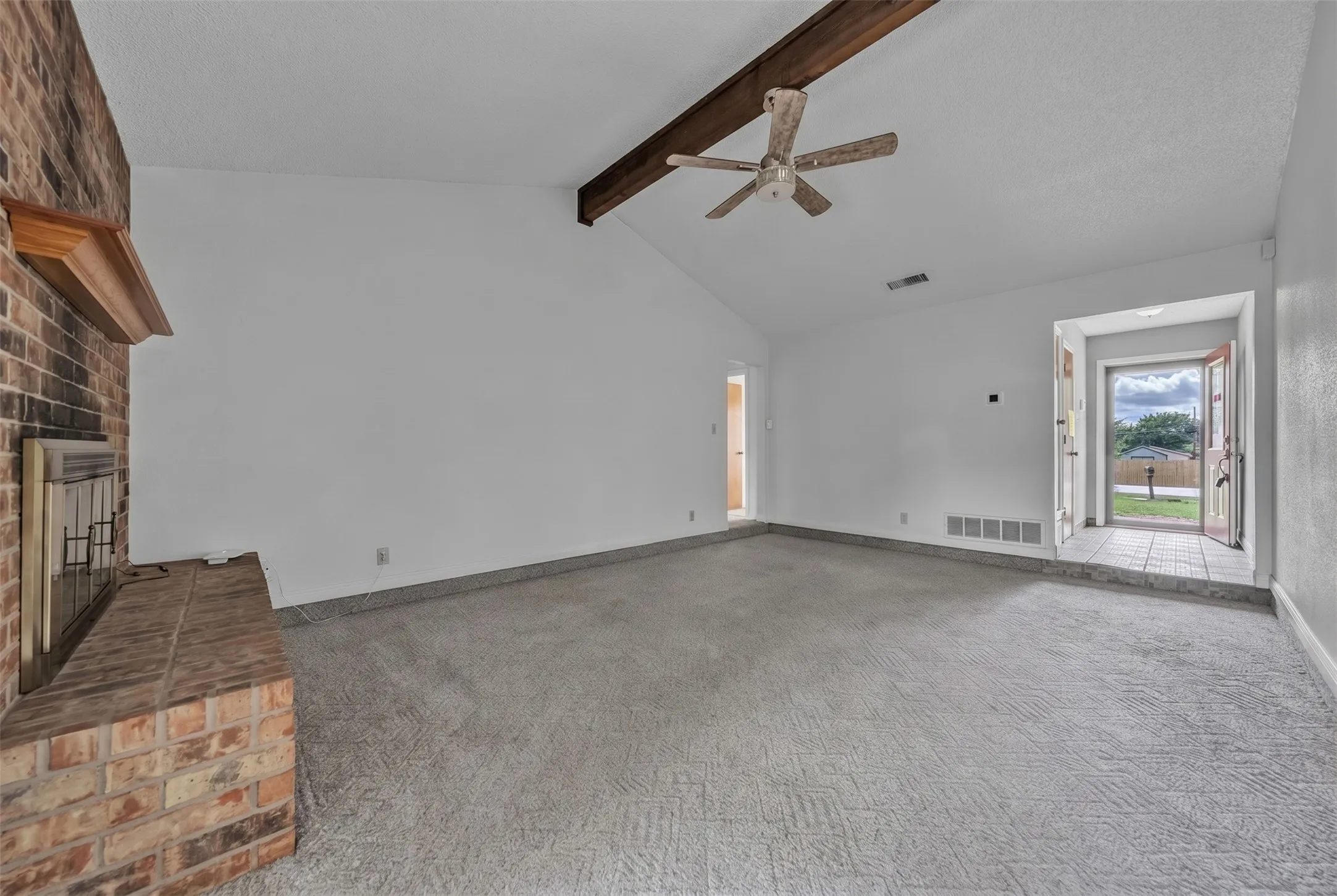 Single Family Residence For Sale in Tarrant County , 205 Mountain View Drive, Azle, Texas 76020, 3 Bedroom, 2 Bathroom, 2 Garage spaces, 1,484 Sqft, built in 1978, mls#21304704, Real Estate Agent in Azle, Homes For Sale in Tarrant county, Homes For Sale in Azle, Realtor in Azle Texas, Real Estate Brokerage Independent Realty Texas, Luminita Cordes Realtor