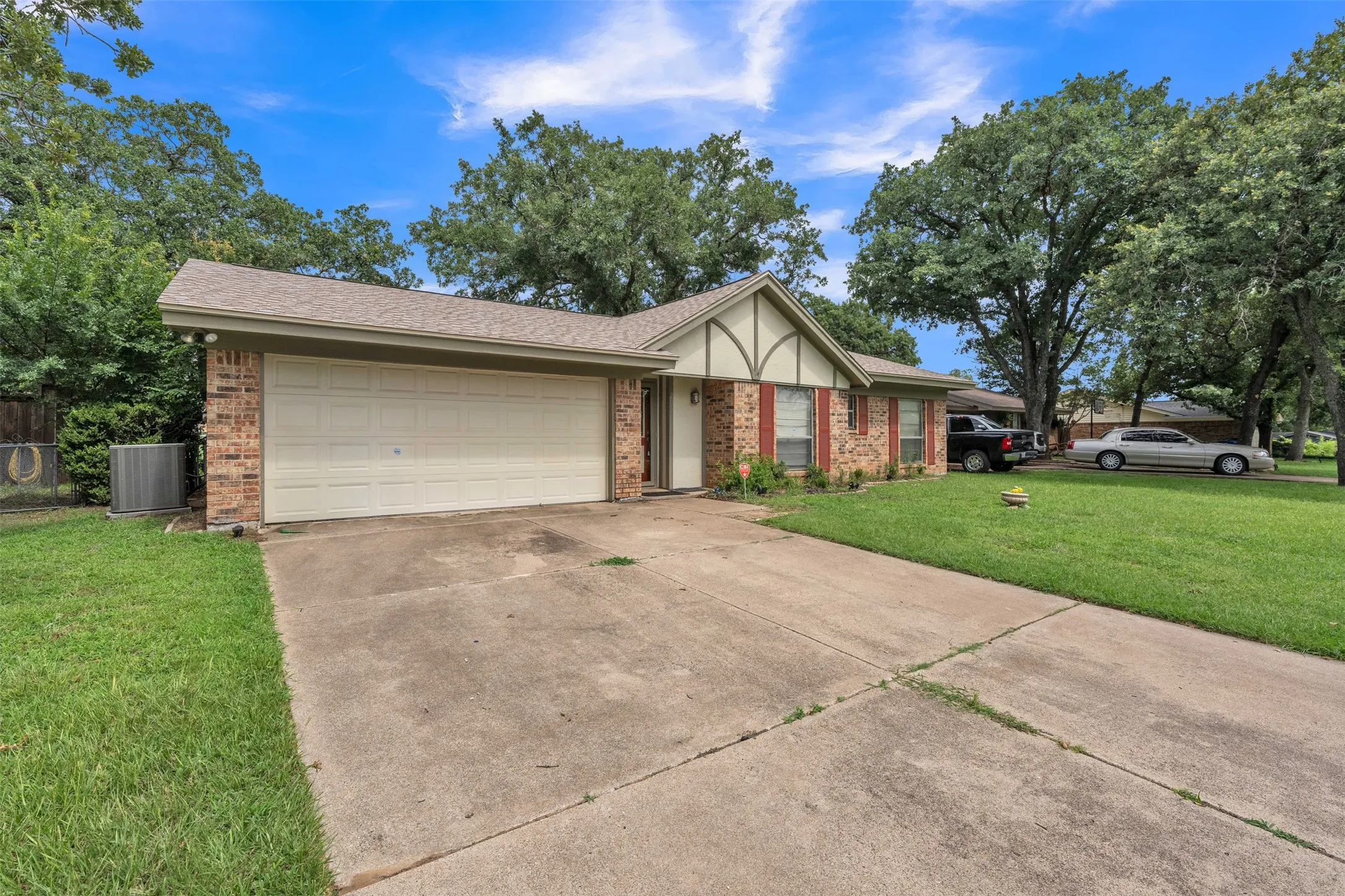 Single Family Residence For Sale in Tarrant County , 205 Mountain View Drive, Azle, Texas 76020, 3 Bedroom, 2 Bathroom, 2 Garage spaces, 1,484 Sqft, built in 1978, mls#21304704, Real Estate Agent in Azle, Homes For Sale in Tarrant county, Homes For Sale in Azle, Realtor in Azle Texas, Real Estate Brokerage Independent Realty Texas, Luminita Cordes Realtor