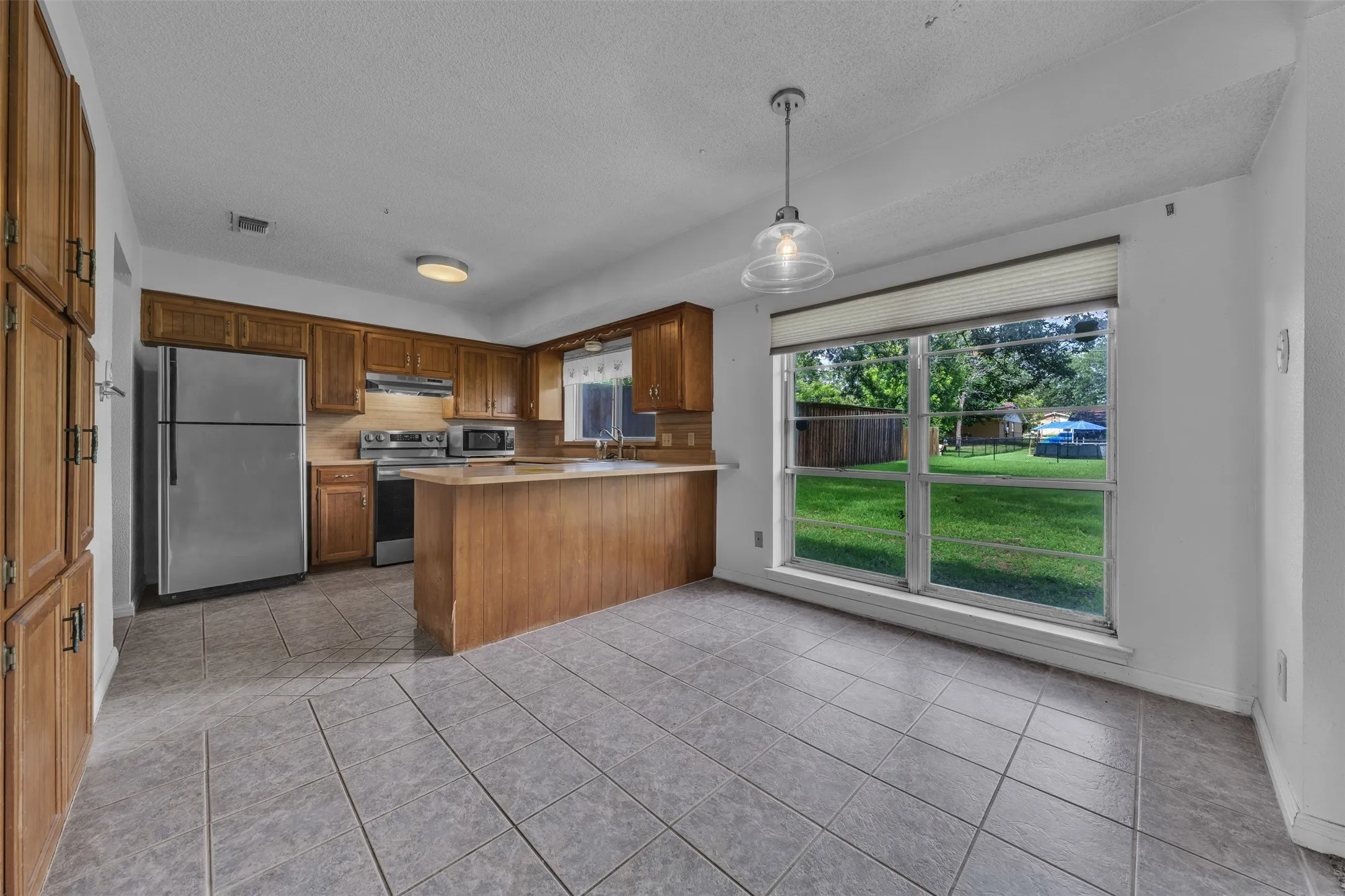 Single Family Residence For Sale in Tarrant County , 205 Mountain View Drive, Azle, Texas 76020, 3 Bedroom, 2 Bathroom, 2 Garage spaces, 1,484 Sqft, built in 1978, mls#21304704, Real Estate Agent in Azle, Homes For Sale in Tarrant county, Homes For Sale in Azle, Realtor in Azle Texas, Real Estate Brokerage Independent Realty Texas, Luminita Cordes Realtor