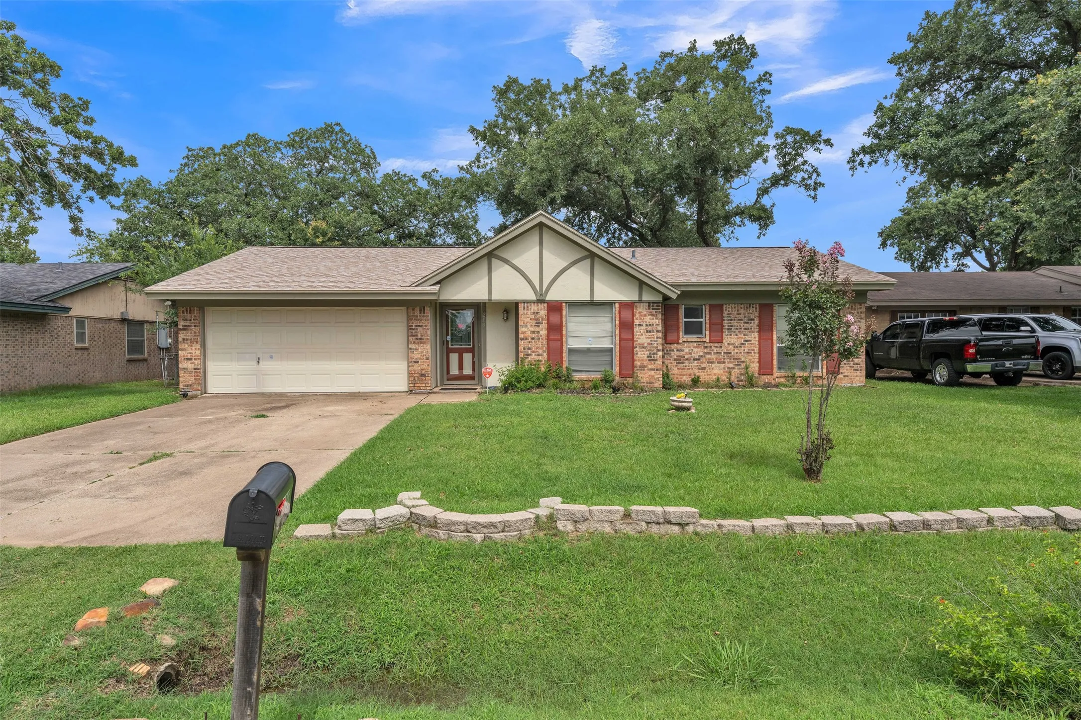 Single Family Residence For Sale in Tarrant County , 205 Mountain View Drive, Azle, Texas 76020, 3 Bedroom, 2 Bathroom, 2 Garage spaces, 1,484 Sqft, built in 1978, mls#21304704, Real Estate Agent in Azle, Homes For Sale in Tarrant county, Homes For Sale in Azle, Realtor in Azle Texas, Real Estate Brokerage Independent Realty Texas, Luminita Cordes Realtor
