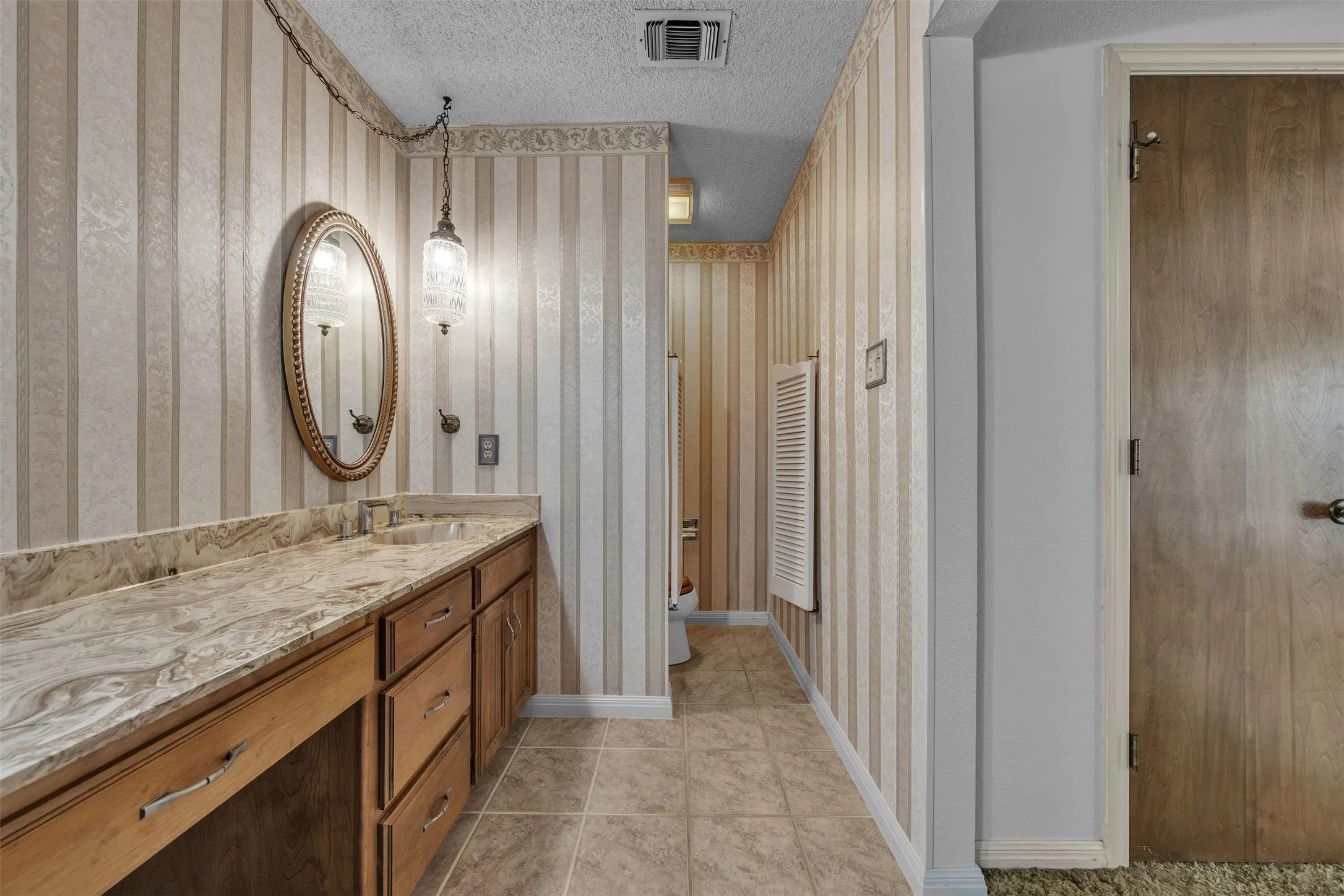 Single Family Residence For Sale in Tarrant County , 205 Mountain View Drive, Azle, Texas 76020, 3 Bedroom, 2 Bathroom, 2 Garage spaces, 1,484 Sqft, built in 1978, mls#21304704, Real Estate Agent in Azle, Homes For Sale in Tarrant county, Homes For Sale in Azle, Realtor in Azle Texas, Real Estate Brokerage Independent Realty Texas, Luminita Cordes Realtor