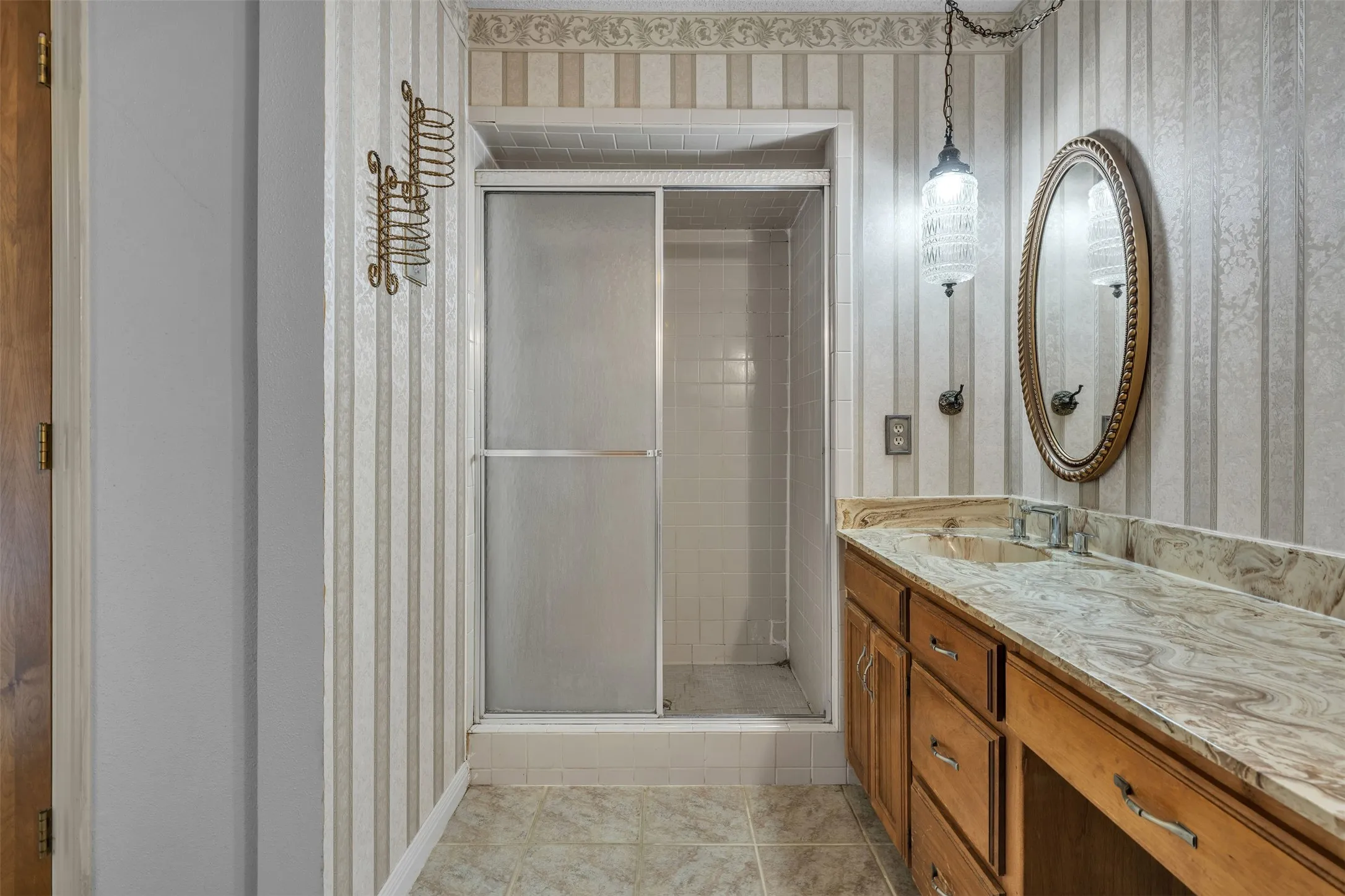 Single Family Residence For Sale in Tarrant County , 205 Mountain View Drive, Azle, Texas 76020, 3 Bedroom, 2 Bathroom, 2 Garage spaces, 1,484 Sqft, built in 1978, mls#21304704, Real Estate Agent in Azle, Homes For Sale in Tarrant county, Homes For Sale in Azle, Realtor in Azle Texas, Real Estate Brokerage Independent Realty Texas, Luminita Cordes Realtor