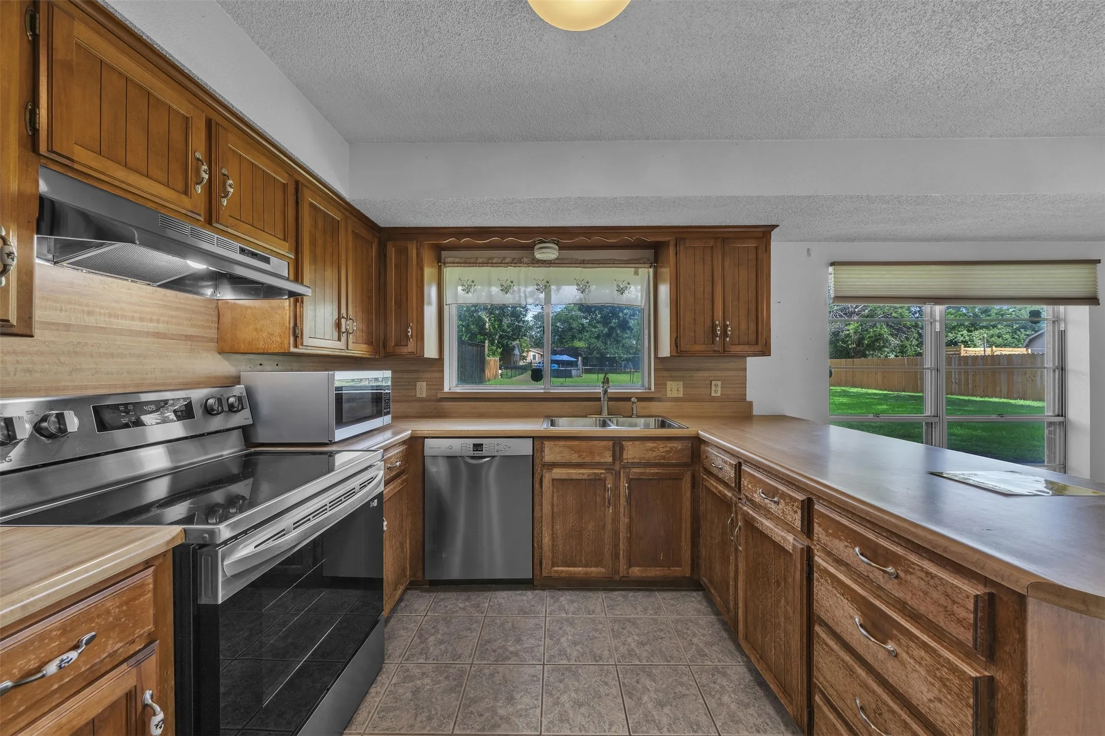 Single Family Residence For Sale in Tarrant County , 205 Mountain View Drive, Azle, Texas 76020, 3 Bedroom, 2 Bathroom, 2 Garage spaces, 1,484 Sqft, built in 1978, mls#21304704, Real Estate Agent in Azle, Homes For Sale in Tarrant county, Homes For Sale in Azle, Realtor in Azle Texas, Real Estate Brokerage Independent Realty Texas, Luminita Cordes Realtor