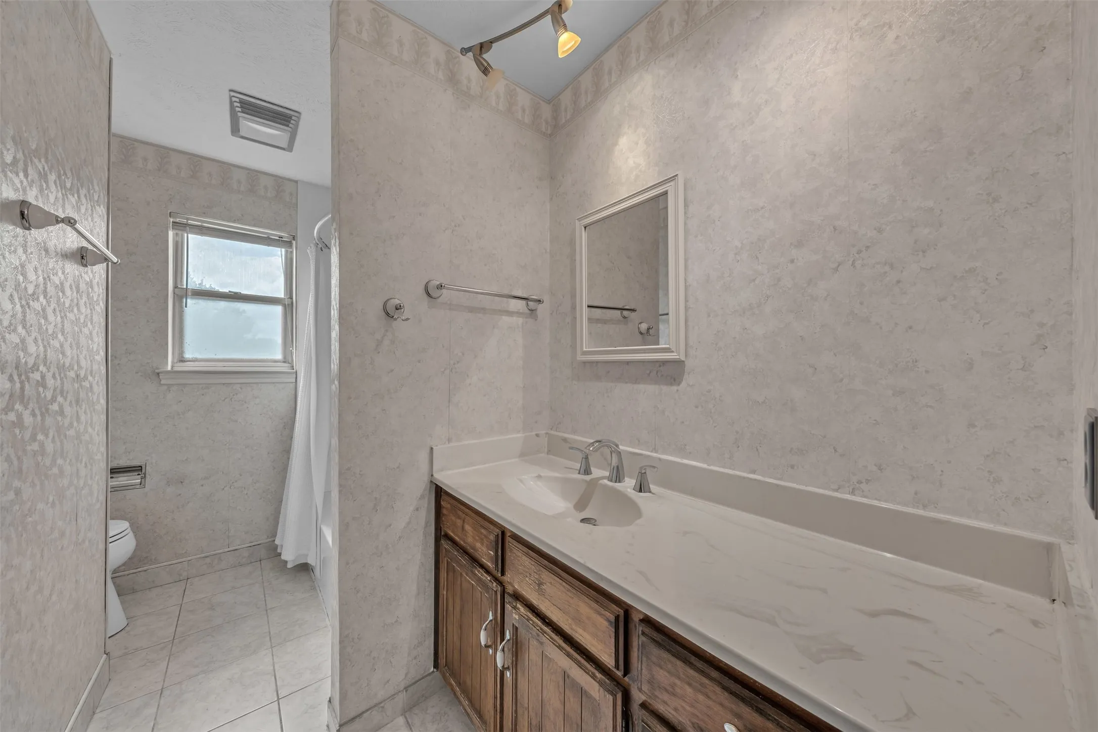 Single Family Residence For Sale in Tarrant County , 205 Mountain View Drive, Azle, Texas 76020, 3 Bedroom, 2 Bathroom, 2 Garage spaces, 1,484 Sqft, built in 1978, mls#21304704, Real Estate Agent in Azle, Homes For Sale in Tarrant county, Homes For Sale in Azle, Realtor in Azle Texas, Real Estate Brokerage Independent Realty Texas, Luminita Cordes Realtor