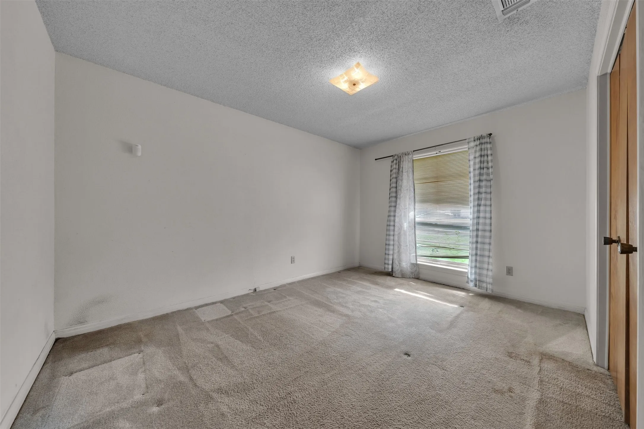 Single Family Residence For Sale in Tarrant County , 205 Mountain View Drive, Azle, Texas 76020, 3 Bedroom, 2 Bathroom, 2 Garage spaces, 1,484 Sqft, built in 1978, mls#21304704, Real Estate Agent in Azle, Homes For Sale in Tarrant county, Homes For Sale in Azle, Realtor in Azle Texas, Real Estate Brokerage Independent Realty Texas, Luminita Cordes Realtor