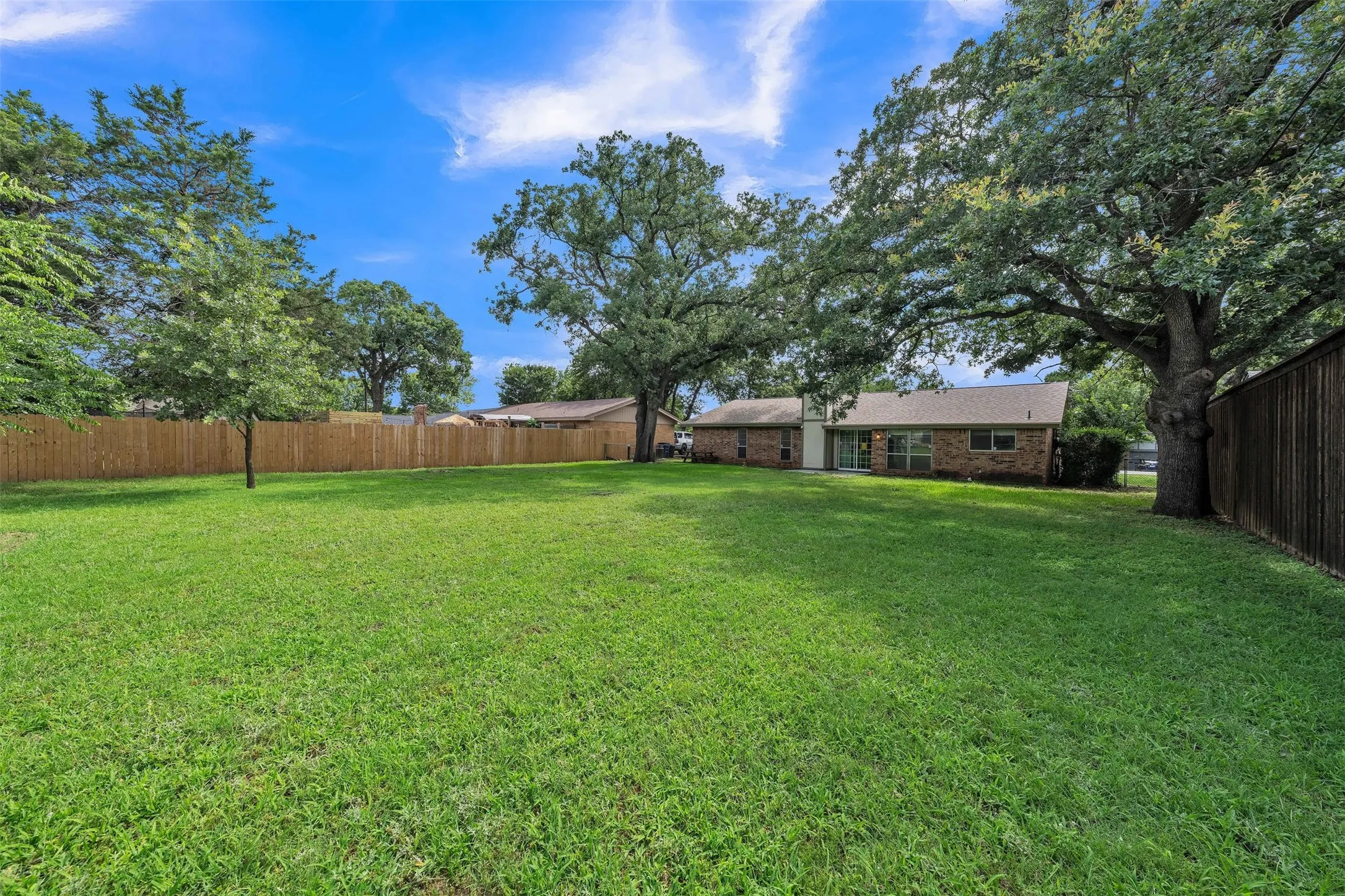 Single Family Residence For Sale in Tarrant County , 205 Mountain View Drive, Azle, Texas 76020, 3 Bedroom, 2 Bathroom, 2 Garage spaces, 1,484 Sqft, built in 1978, mls#21304704, Real Estate Agent in Azle, Homes For Sale in Tarrant county, Homes For Sale in Azle, Realtor in Azle Texas, Real Estate Brokerage Independent Realty Texas, Luminita Cordes Realtor