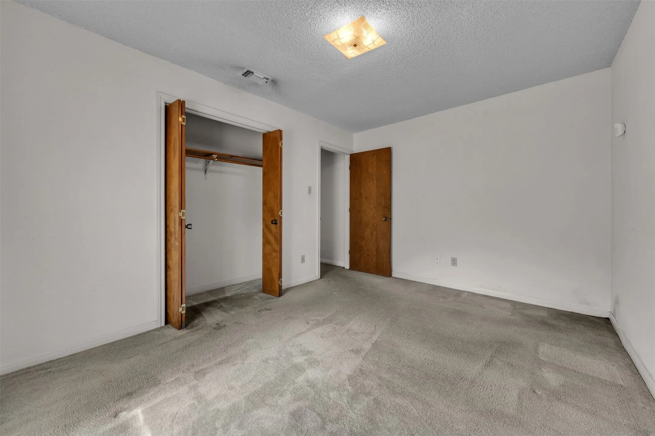 Single Family Residence For Sale in Tarrant County , 205 Mountain View Drive, Azle, Texas 76020, 3 Bedroom, 2 Bathroom, 2 Garage spaces, 1,484 Sqft, built in 1978, mls#21304704, Real Estate Agent in Azle, Homes For Sale in Tarrant county, Homes For Sale in Azle, Realtor in Azle Texas, Real Estate Brokerage Independent Realty Texas, Luminita Cordes Realtor