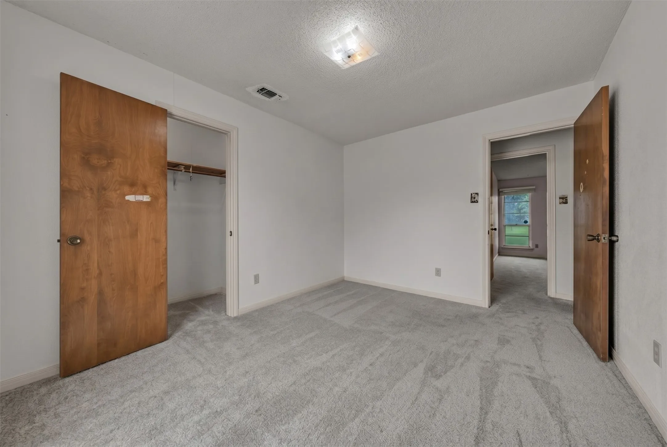 Single Family Residence For Sale in Tarrant County , 205 Mountain View Drive, Azle, Texas 76020, 3 Bedroom, 2 Bathroom, 2 Garage spaces, 1,484 Sqft, built in 1978, mls#21304704, Real Estate Agent in Azle, Homes For Sale in Tarrant county, Homes For Sale in Azle, Realtor in Azle Texas, Real Estate Brokerage Independent Realty Texas, Luminita Cordes Realtor