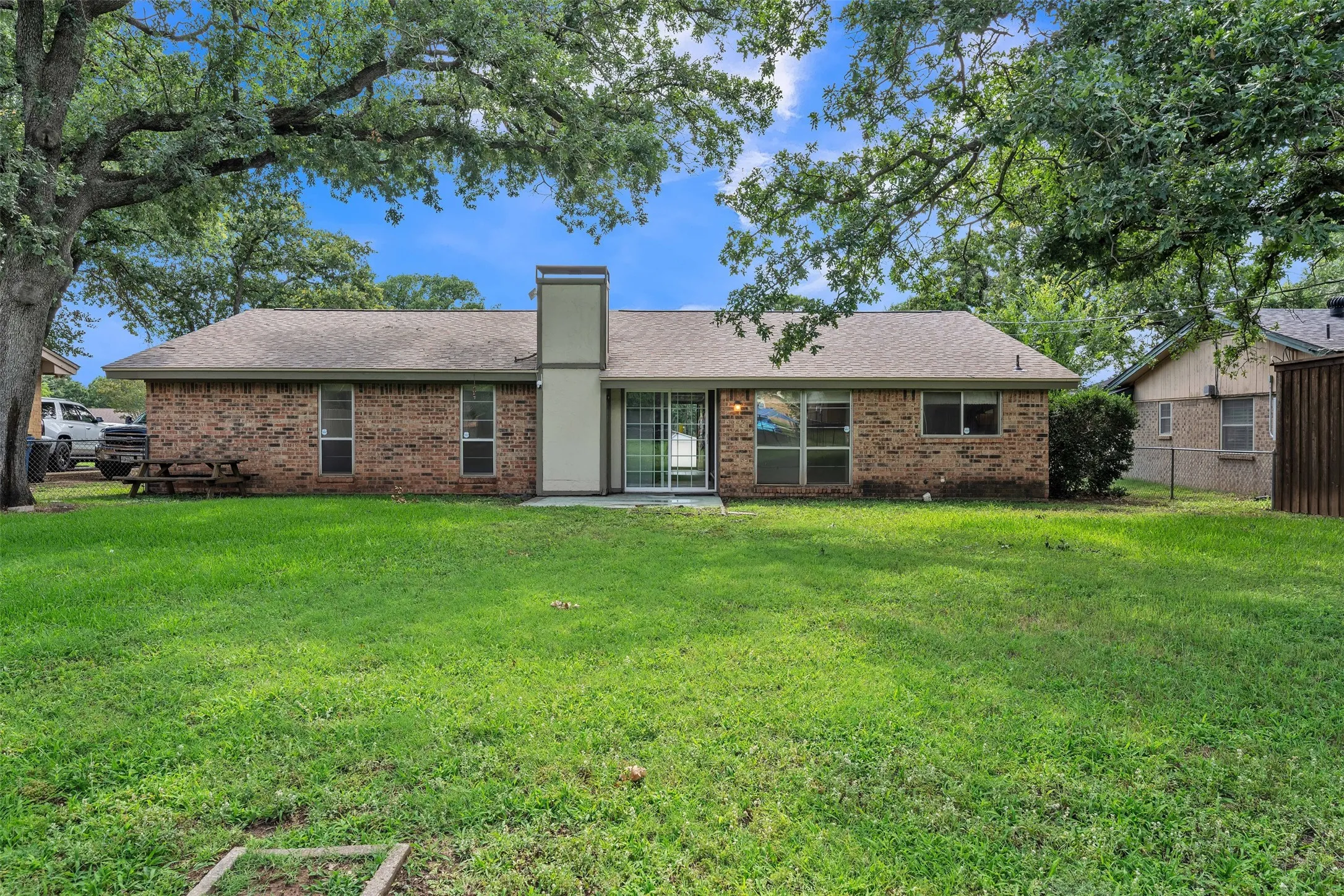 Single Family Residence For Sale in Tarrant County , 205 Mountain View Drive, Azle, Texas 76020, 3 Bedroom, 2 Bathroom, 2 Garage spaces, 1,484 Sqft, built in 1978, mls#21304704, Real Estate Agent in Azle, Homes For Sale in Tarrant county, Homes For Sale in Azle, Realtor in Azle Texas, Real Estate Brokerage Independent Realty Texas, Luminita Cordes Realtor