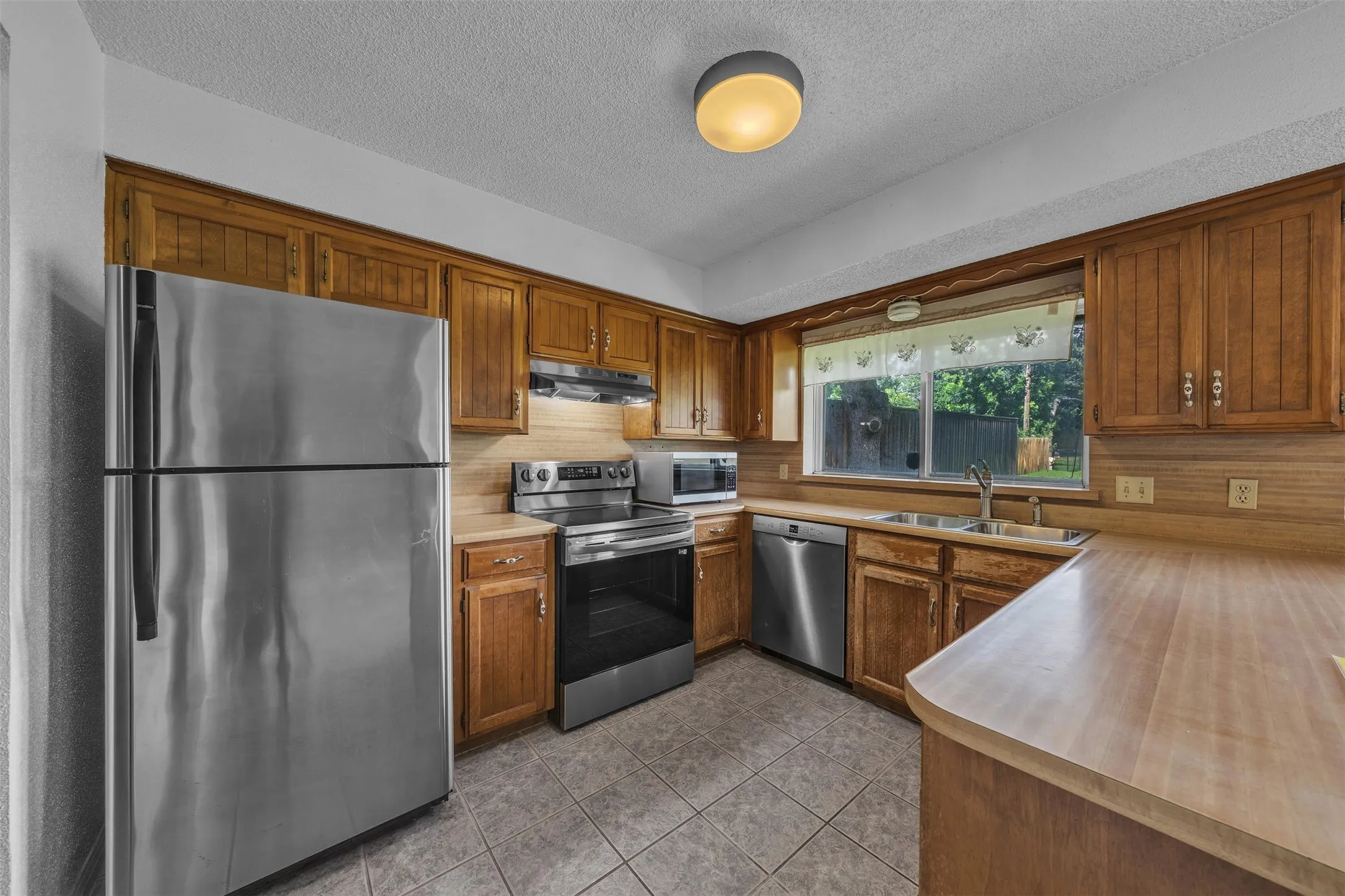 Single Family Residence For Sale in Tarrant County , 205 Mountain View Drive, Azle, Texas 76020, 3 Bedroom, 2 Bathroom, 2 Garage spaces, 1,484 Sqft, built in 1978, mls#21304704, Real Estate Agent in Azle, Homes For Sale in Tarrant county, Homes For Sale in Azle, Realtor in Azle Texas, Real Estate Brokerage Independent Realty Texas, Luminita Cordes Realtor