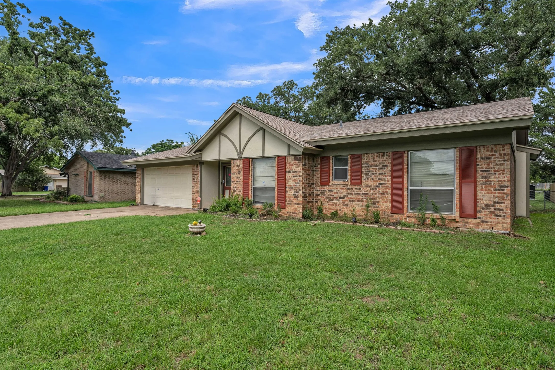 Single Family Residence For Sale in Tarrant County , 205 Mountain View Drive, Azle, Texas 76020, 3 Bedroom, 2 Bathroom, 2 Garage spaces, 1,484 Sqft, built in 1978, mls#21304704, Real Estate Agent in Azle, Homes For Sale in Tarrant county, Homes For Sale in Azle, Realtor in Azle Texas, Real Estate Brokerage Independent Realty Texas, Luminita Cordes Realtor