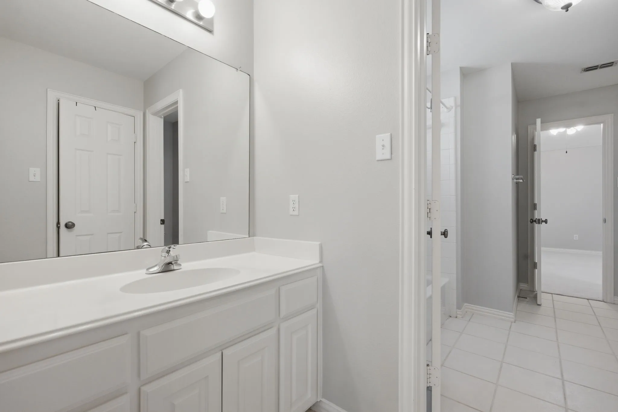 Another side of the J&J bathroom