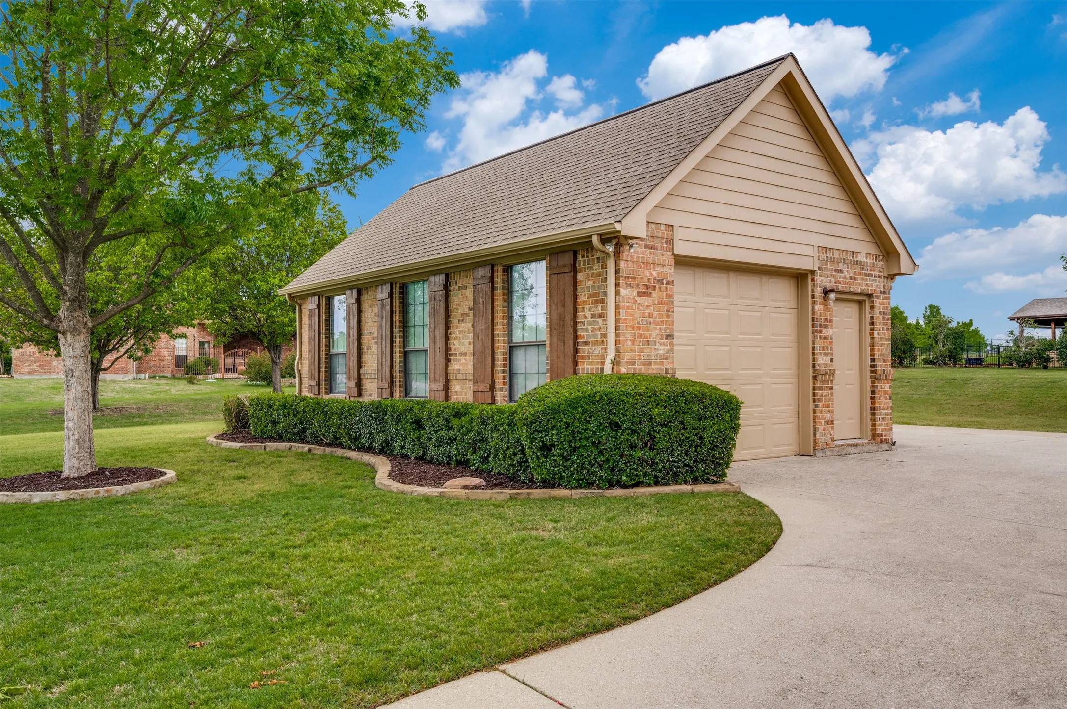 Single Family Residence For Sale in Collin County , 501 Arthur Court, Lucas, Texas 75002, 4 Bedroom, 3 Bathroom, 4 Garage spaces, 3,673 Sqft, built in 2003, mls#21304419, Real Estate Agent in Lucas, Homes For Sale in Collin county, Homes For Sale in Lucas, Realtor in Lucas Texas, Real Estate Brokerage Independent Realty Texas, Luminita Cordes Realtor