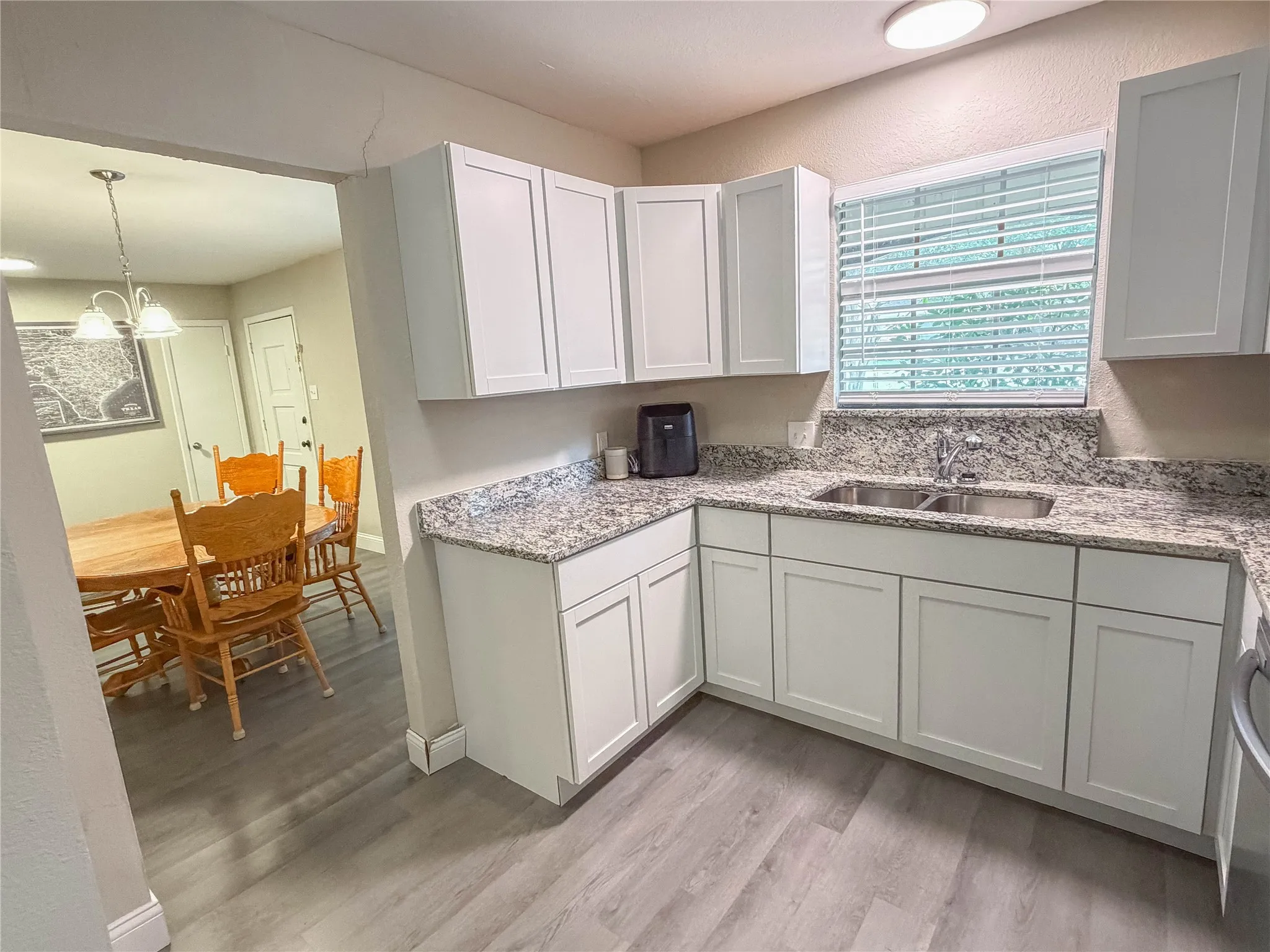 Single Family Residence For Sale in Ellis County , 604 Cooper Street, Ennis, Texas 75119, 3 Bedroom, 3 Bathroom, 2 Garage spaces, 2,026 Sqft, built in 1969, mls#21305420, Real Estate Agent in Ennis, Homes For Sale in Ellis county, Homes For Sale in Ennis, Realtor in Ennis Texas, Real Estate Brokerage Independent Realty Texas, Luminita Cordes Realtor