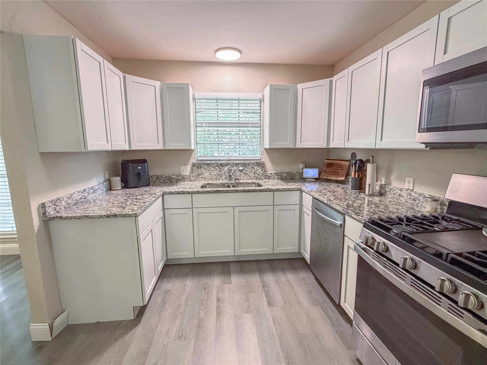 Single Family Residence For Sale in Ellis County , 604 Cooper Street, Ennis, Texas 75119, 3 Bedroom, 3 Bathroom, 2 Garage spaces, 2,026 Sqft, built in 1969, mls#21305420, Real Estate Agent in Ennis, Homes For Sale in Ellis county, Homes For Sale in Ennis, Realtor in Ennis Texas, Real Estate Brokerage Independent Realty Texas, Luminita Cordes Realtor
