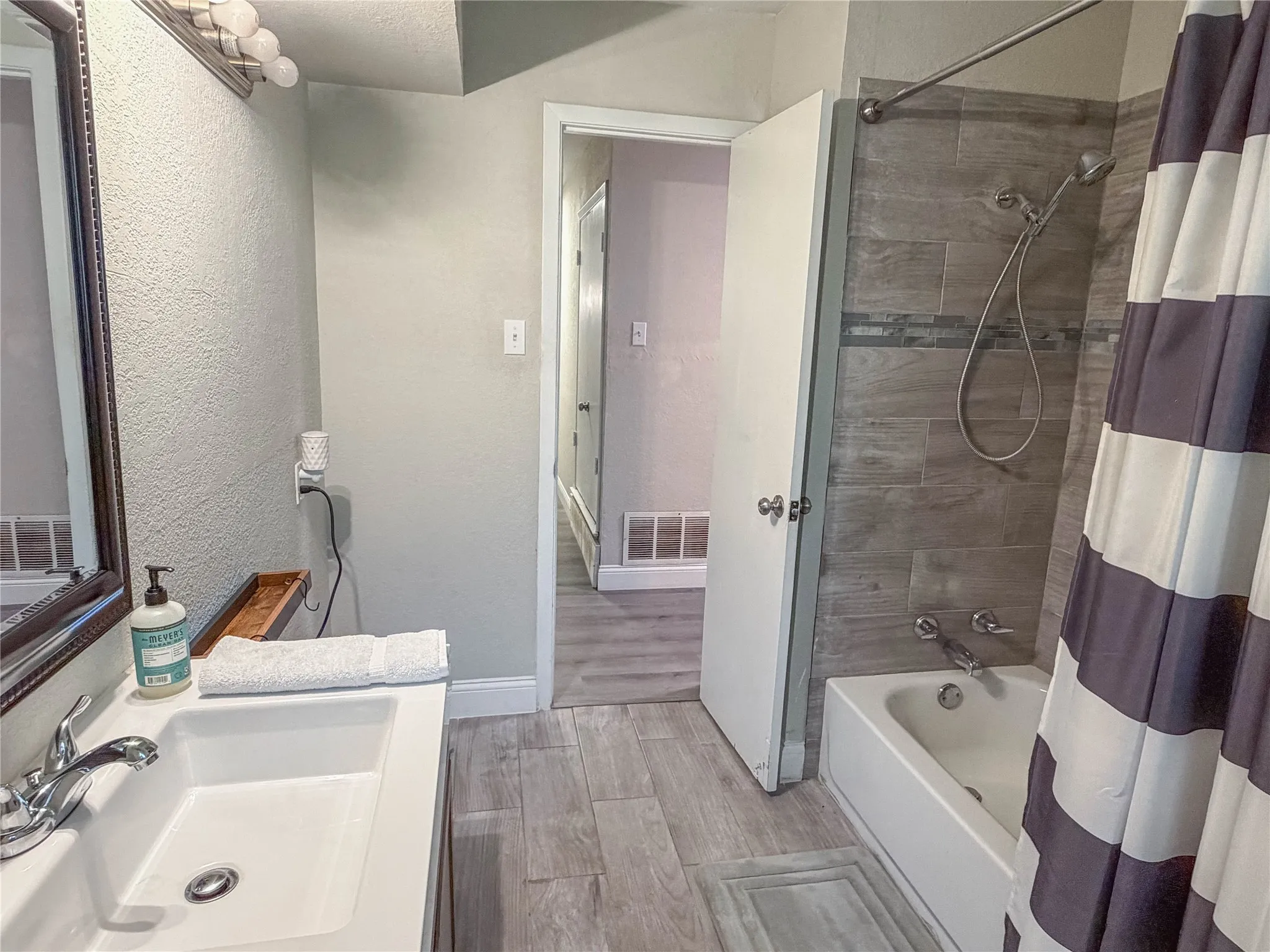 Single Family Residence For Sale in Ellis County , 604 Cooper Street, Ennis, Texas 75119, 3 Bedroom, 3 Bathroom, 2 Garage spaces, 2,026 Sqft, built in 1969, mls#21305420, Real Estate Agent in Ennis, Homes For Sale in Ellis county, Homes For Sale in Ennis, Realtor in Ennis Texas, Real Estate Brokerage Independent Realty Texas, Luminita Cordes Realtor