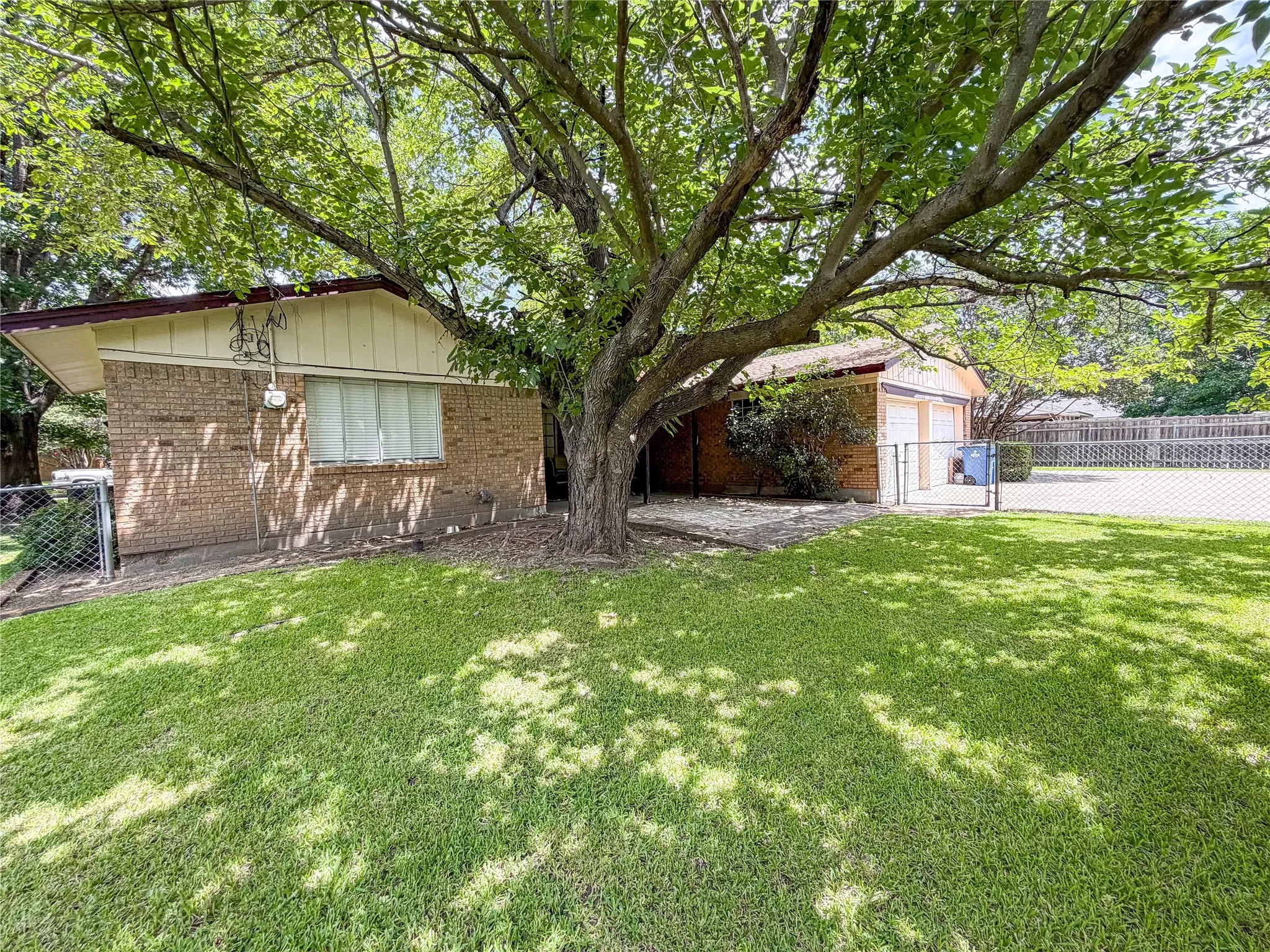 Single Family Residence For Sale in Ellis County , 604 Cooper Street, Ennis, Texas 75119, 3 Bedroom, 3 Bathroom, 2 Garage spaces, 2,026 Sqft, built in 1969, mls#21305420, Real Estate Agent in Ennis, Homes For Sale in Ellis county, Homes For Sale in Ennis, Realtor in Ennis Texas, Real Estate Brokerage Independent Realty Texas, Luminita Cordes Realtor