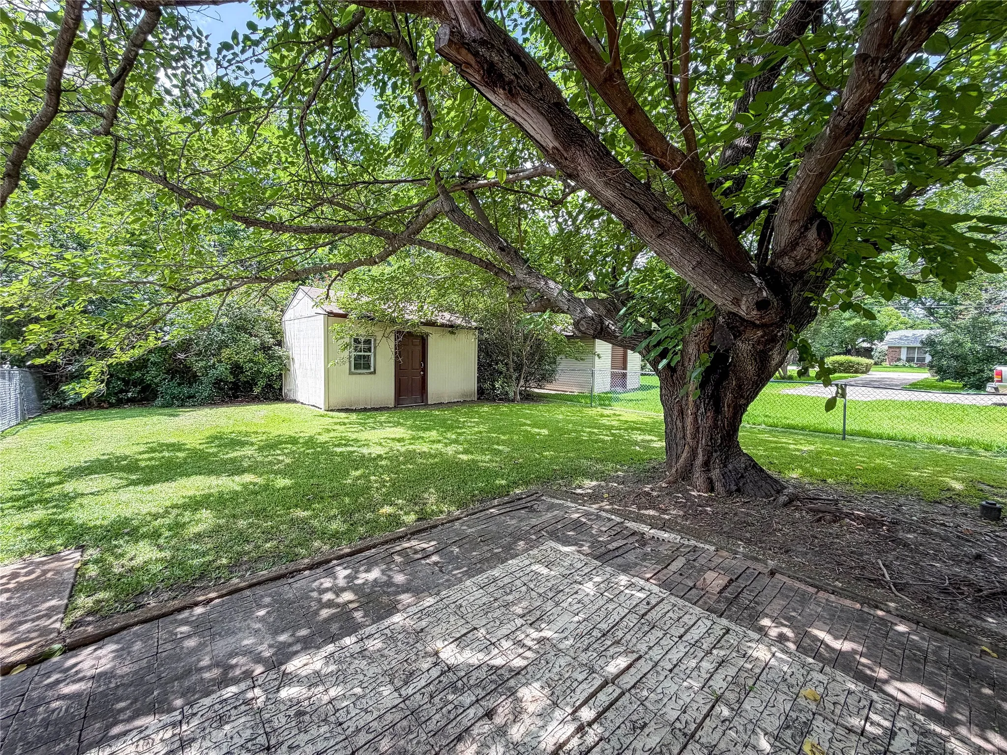 Single Family Residence For Sale in Ellis County , 604 Cooper Street, Ennis, Texas 75119, 3 Bedroom, 3 Bathroom, 2 Garage spaces, 2,026 Sqft, built in 1969, mls#21305420, Real Estate Agent in Ennis, Homes For Sale in Ellis county, Homes For Sale in Ennis, Realtor in Ennis Texas, Real Estate Brokerage Independent Realty Texas, Luminita Cordes Realtor