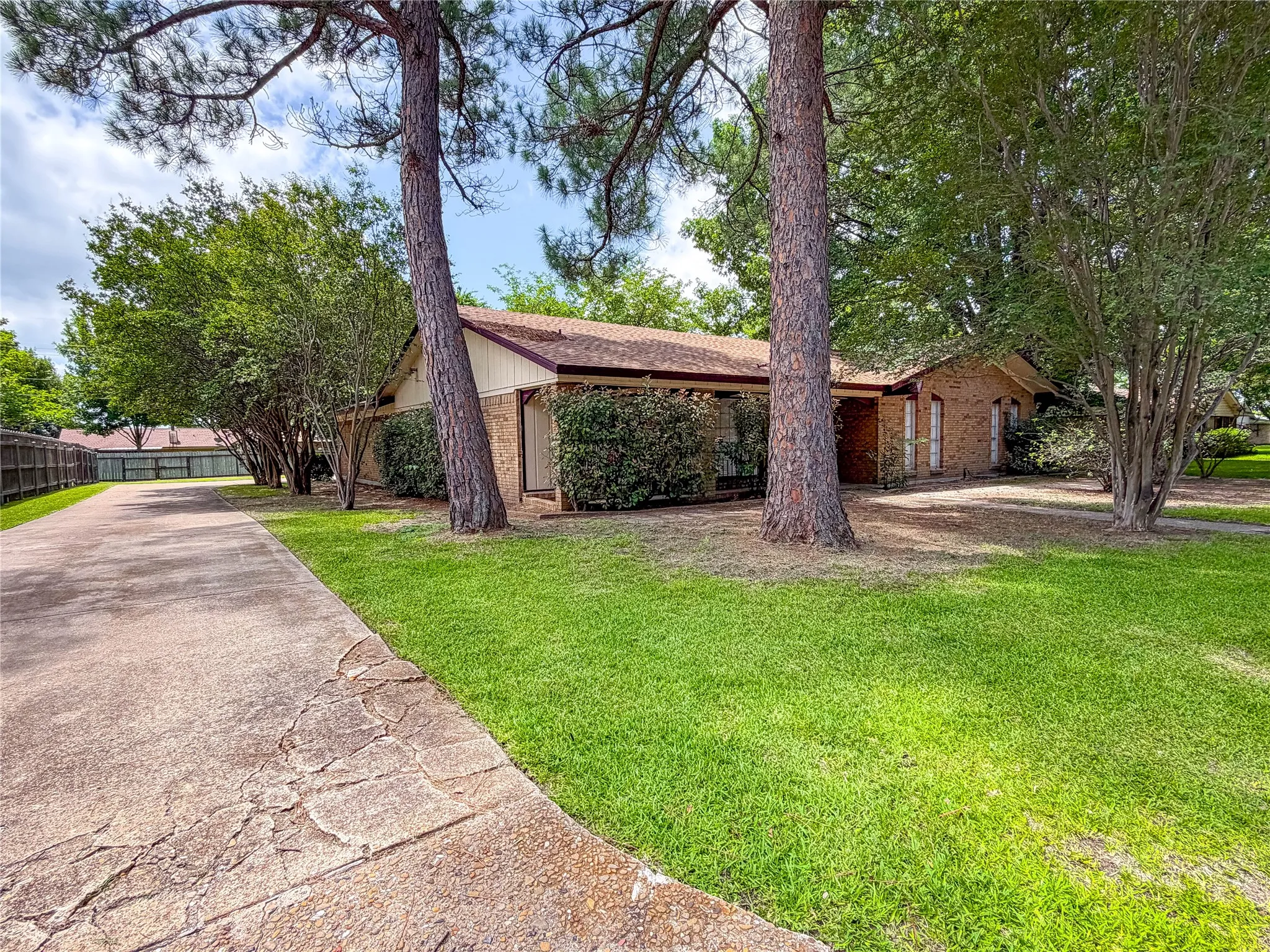 Single Family Residence For Sale in Ellis County , 604 Cooper Street, Ennis, Texas 75119, 3 Bedroom, 3 Bathroom, 2 Garage spaces, 2,026 Sqft, built in 1969, mls#21305420, Real Estate Agent in Ennis, Homes For Sale in Ellis county, Homes For Sale in Ennis, Realtor in Ennis Texas, Real Estate Brokerage Independent Realty Texas, Luminita Cordes Realtor