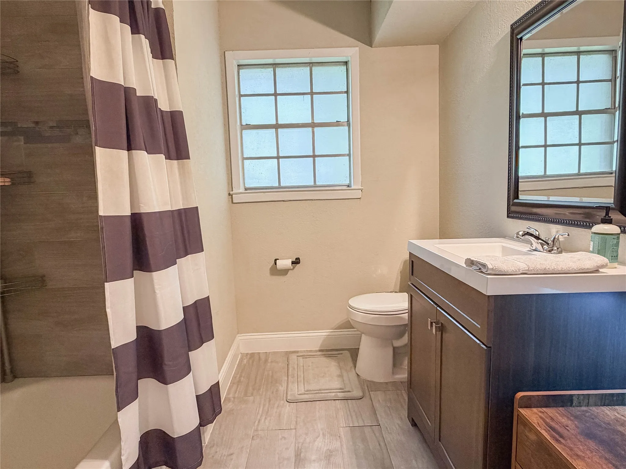 Single Family Residence For Sale in Ellis County , 604 Cooper Street, Ennis, Texas 75119, 3 Bedroom, 3 Bathroom, 2 Garage spaces, 2,026 Sqft, built in 1969, mls#21305420, Real Estate Agent in Ennis, Homes For Sale in Ellis county, Homes For Sale in Ennis, Realtor in Ennis Texas, Real Estate Brokerage Independent Realty Texas, Luminita Cordes Realtor
