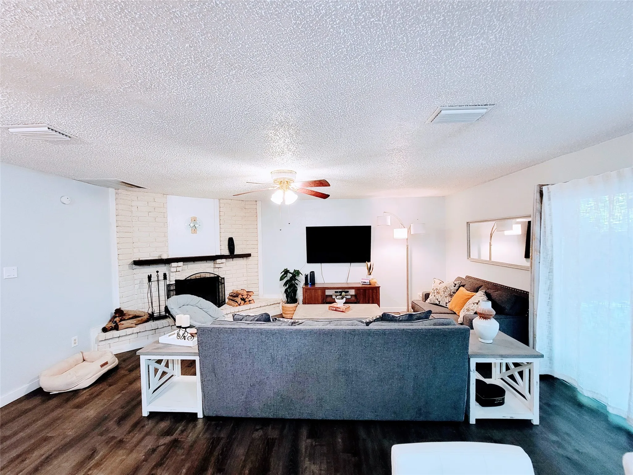 Single Family Residence For Sale in Tarrant County , 5828 Sidewinder Trail, Fort Worth, Texas 76131, 4 Bedroom, 2 Bathroom, Garage spaces, 1,692 Sqft, built in 1980, mls#21304902, Real Estate Agent in Fort Worth, Homes For Sale in Tarrant county, Homes For Sale in Fort Worth, Realtor in Fort Worth Texas, Real Estate Brokerage Independent Realty Texas, Luminita Cordes Realtor