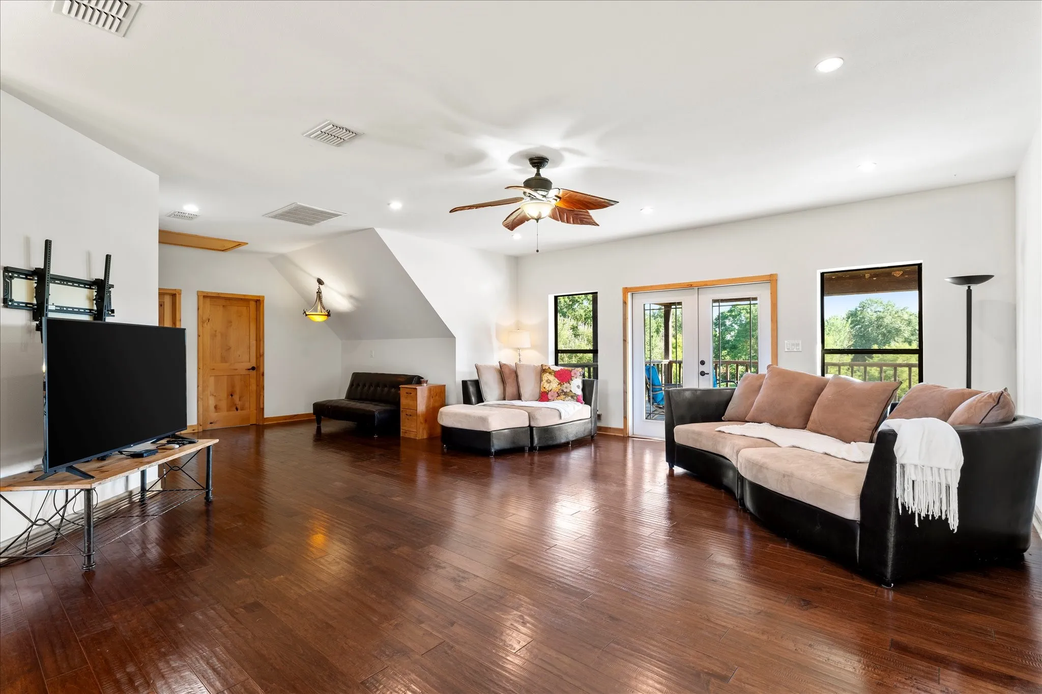 Single Family Residence For Sale in Wood County , 390 County Road 1573, Alba, Texas 75410, 3 Bedrooms, 3 Bathrooms, 2 Garage spaces, 4,076 Sqft, built in 2009, Price $990,000, mls#21305019, Real Estate Agent in Alba, Homes For Sale in Wood county, Homes For Sale in Alba, Realtor in Alba Texas, Real Estate Brokerage Independent Realty Texas, Luminita Cordes Realtor