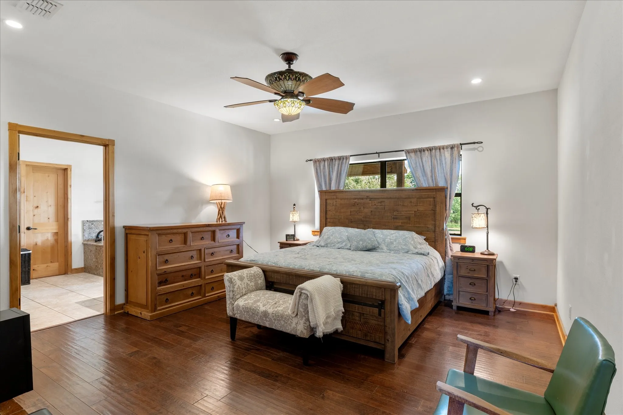 Single Family Residence For Sale in Wood County , 390 County Road 1573, Alba, Texas 75410, 3 Bedrooms, 3 Bathrooms, 2 Garage spaces, 4,076 Sqft, built in 2009, Price $990,000, mls#21305019, Real Estate Agent in Alba, Homes For Sale in Wood county, Homes For Sale in Alba, Realtor in Alba Texas, Real Estate Brokerage Independent Realty Texas, Luminita Cordes Realtor