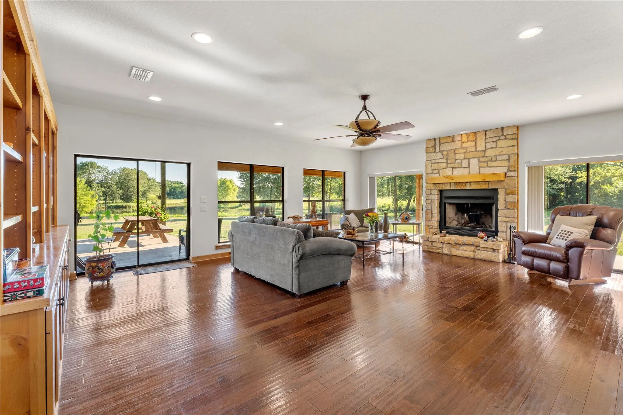 Single Family Residence For Sale in Wood County , 390 County Road 1573, Alba, Texas 75410, 3 Bedrooms, 3 Bathrooms, 2 Garage spaces, 4,076 Sqft, built in 2009, Price $990,000, mls#21305019, Real Estate Agent in Alba, Homes For Sale in Wood county, Homes For Sale in Alba, Realtor in Alba Texas, Real Estate Brokerage Independent Realty Texas, Luminita Cordes Realtor