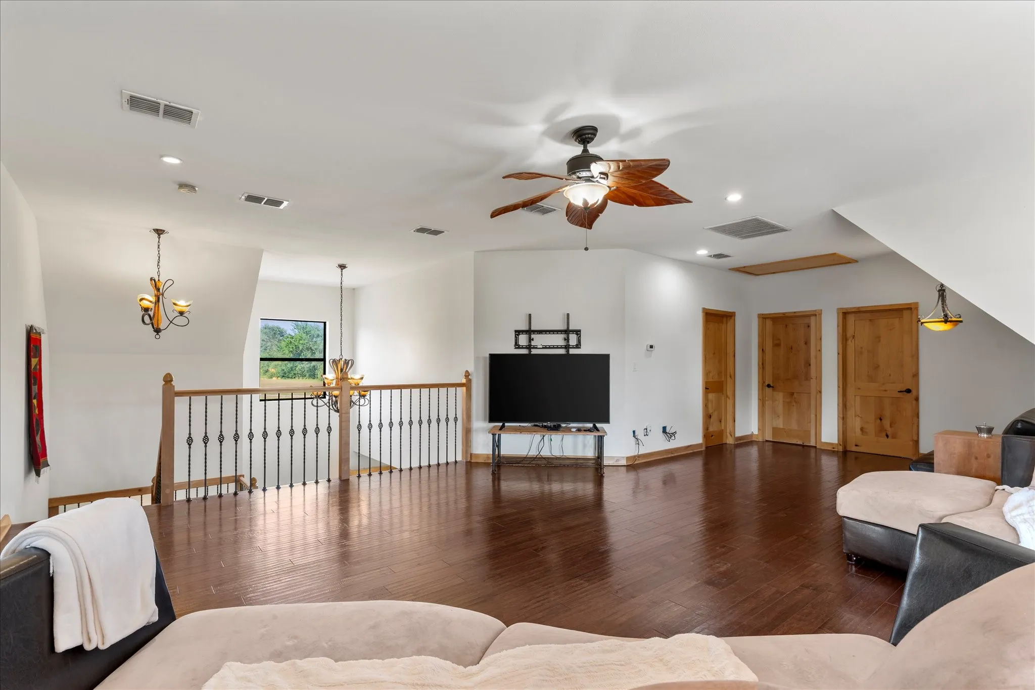 Single Family Residence For Sale in Wood County , 390 County Road 1573, Alba, Texas 75410, 3 Bedrooms, 3 Bathrooms, 2 Garage spaces, 4,076 Sqft, built in 2009, Price $990,000, mls#21305019, Real Estate Agent in Alba, Homes For Sale in Wood county, Homes For Sale in Alba, Realtor in Alba Texas, Real Estate Brokerage Independent Realty Texas, Luminita Cordes Realtor