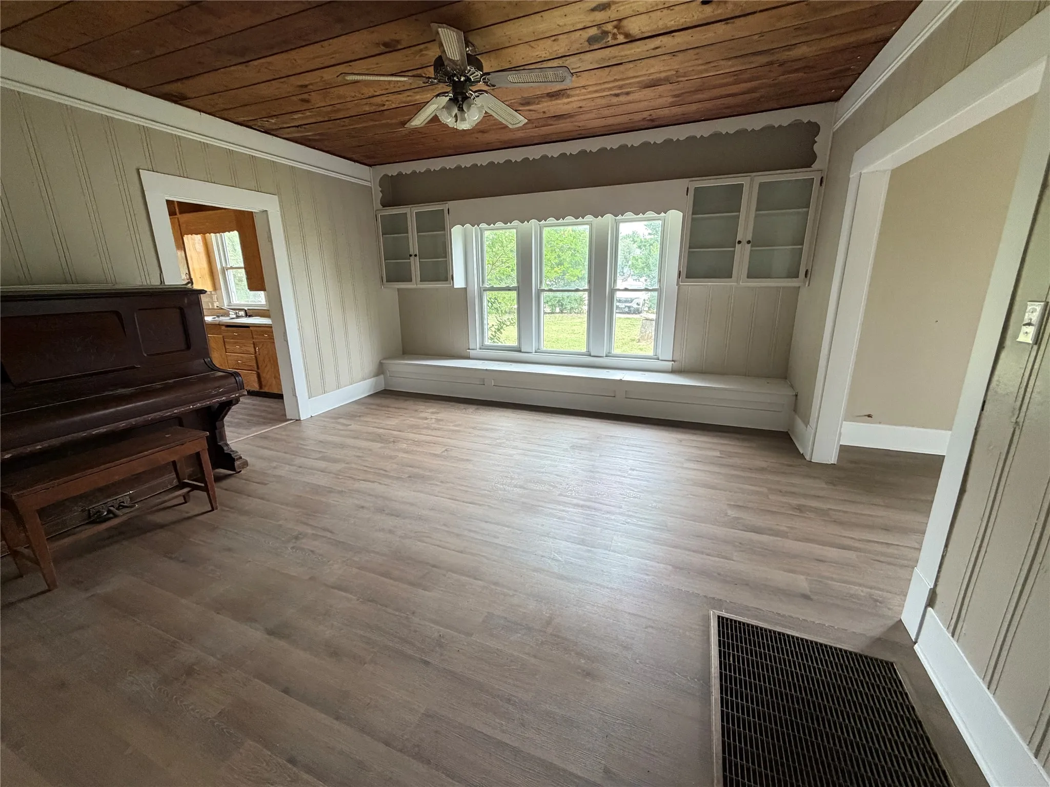 Single Family Residence For Sale in Eastland County , 407 S Lamar Street, Eastland, Texas 76448, 5 Bedroom, 2 Bathroom, Garage spaces, 2,537 Sqft, built in 1940, mls#21305452, Real Estate Agent in Eastland, Homes For Sale in Eastland county, Homes For Sale in Eastland, Realtor in Eastland Texas, Real Estate Brokerage Independent Realty Texas, Luminita Cordes Realtor