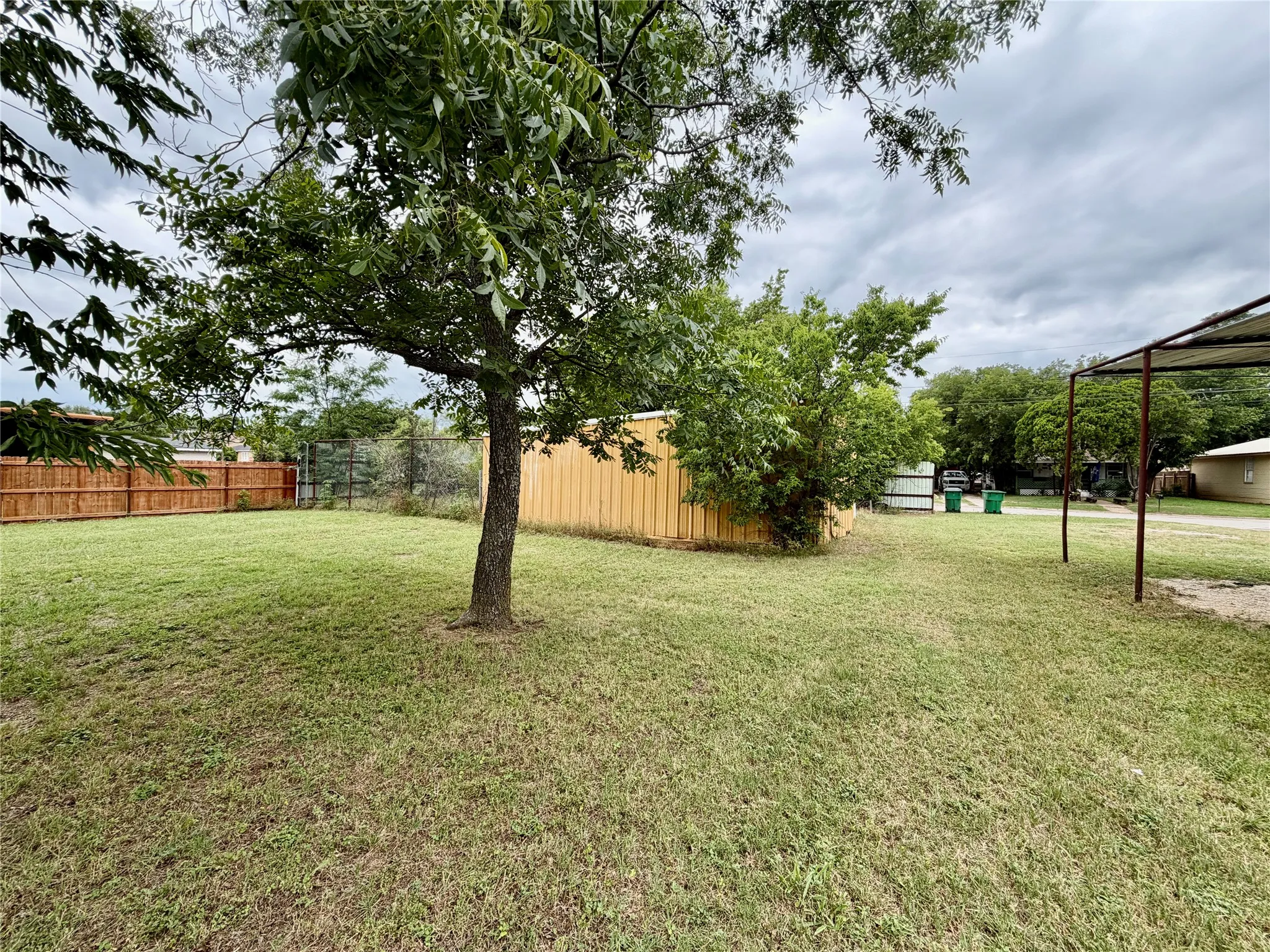 Huge yard...shop is easily accressed from the back street.