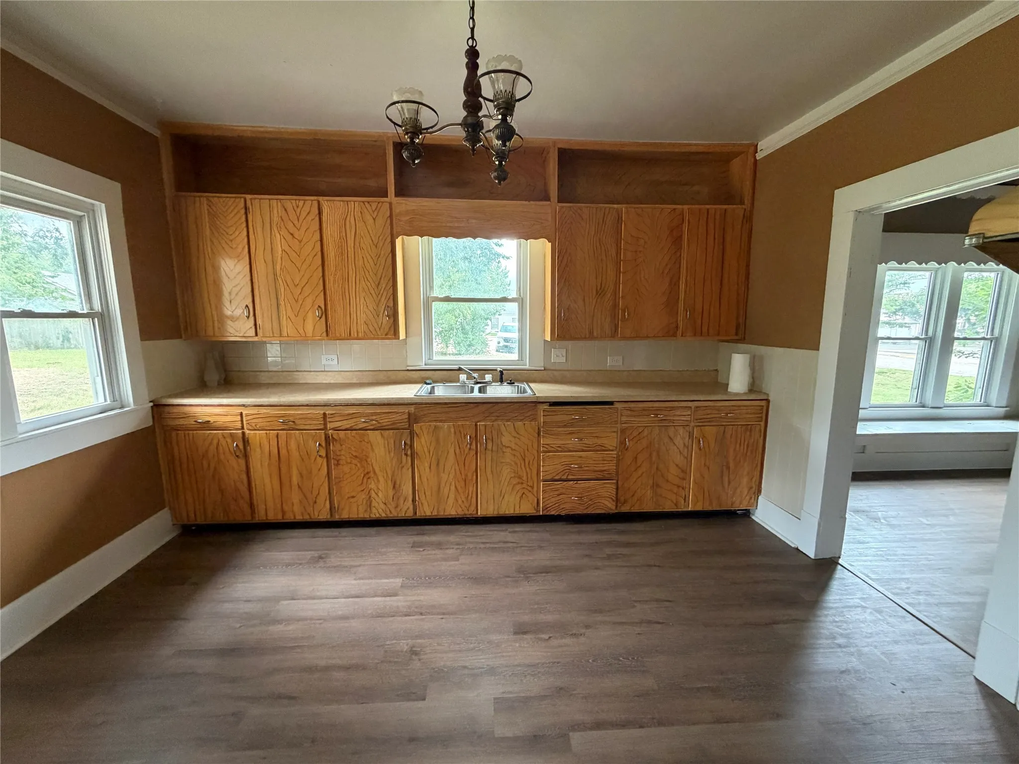 Single Family Residence For Sale in Eastland County , 407 S Lamar Street, Eastland, Texas 76448, 5 Bedroom, 2 Bathroom, Garage spaces, 2,537 Sqft, built in 1940, mls#21305452, Real Estate Agent in Eastland, Homes For Sale in Eastland county, Homes For Sale in Eastland, Realtor in Eastland Texas, Real Estate Brokerage Independent Realty Texas, Luminita Cordes Realtor
