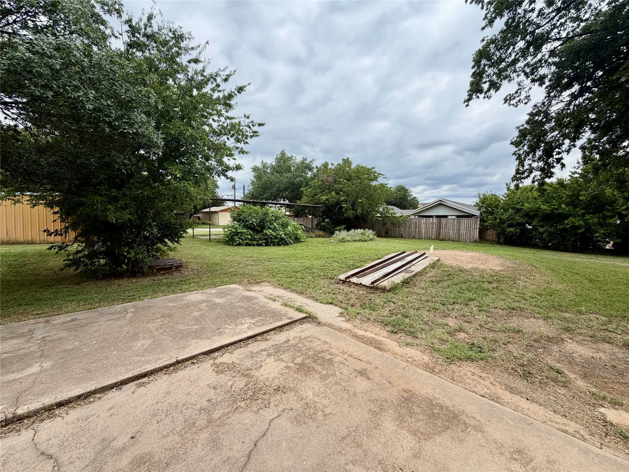 Single Family Residence For Sale in Eastland County , 407 S Lamar Street, Eastland, Texas 76448, 5 Bedroom, 2 Bathroom, Garage spaces, 2,537 Sqft, built in 1940, mls#21305452, Real Estate Agent in Eastland, Homes For Sale in Eastland county, Homes For Sale in Eastland, Realtor in Eastland Texas, Real Estate Brokerage Independent Realty Texas, Luminita Cordes Realtor