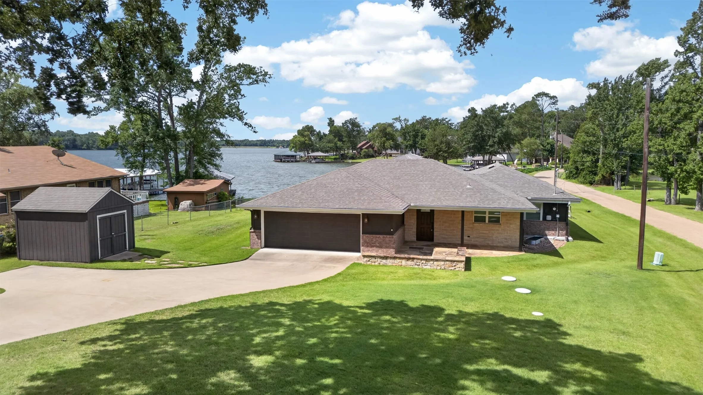 Single Family Residence For Sale in Van Zandt County , 1075 Callender Lake Drive, Murchison, Texas 75778, 3 Bedroom, 2 Bathroom, 2 Garage spaces, 1,931 Sqft, built in 2013, mls#21302870, Real Estate Agent in Murchison, Homes For Sale in Van Zandt county, Homes For Sale in Murchison, Realtor in Murchison Texas, Real Estate Brokerage Independent Realty Texas, Luminita Cordes Realtor