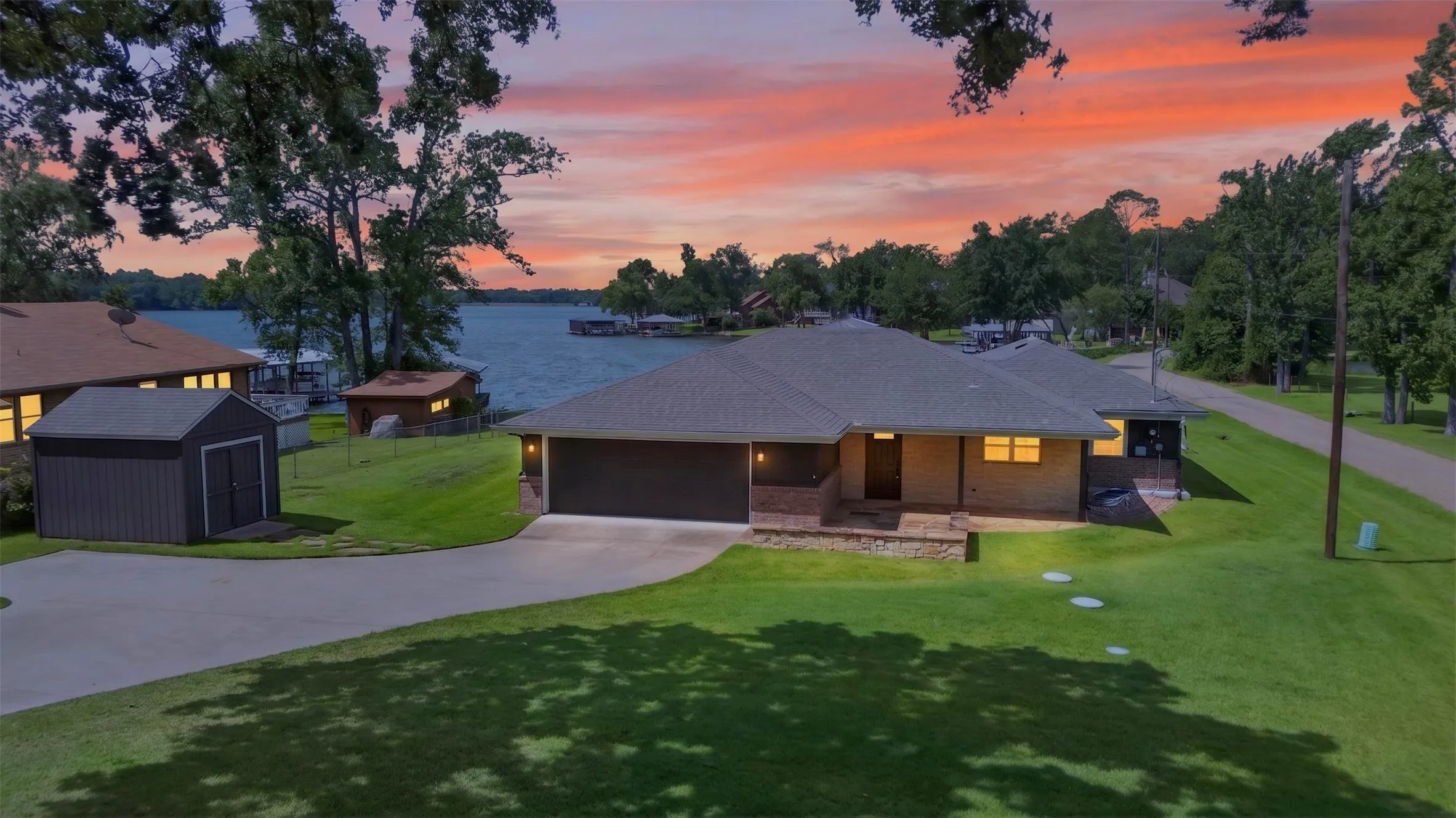 Single Family Residence For Sale in Van Zandt County , 1075 Callender Lake Drive, Murchison, Texas 75778, 3 Bedroom, 2 Bathroom, 2 Garage spaces, 1,931 Sqft, built in 2013, mls#21302870, Real Estate Agent in Murchison, Homes For Sale in Van Zandt county, Homes For Sale in Murchison, Realtor in Murchison Texas, Real Estate Brokerage Independent Realty Texas, Luminita Cordes Realtor