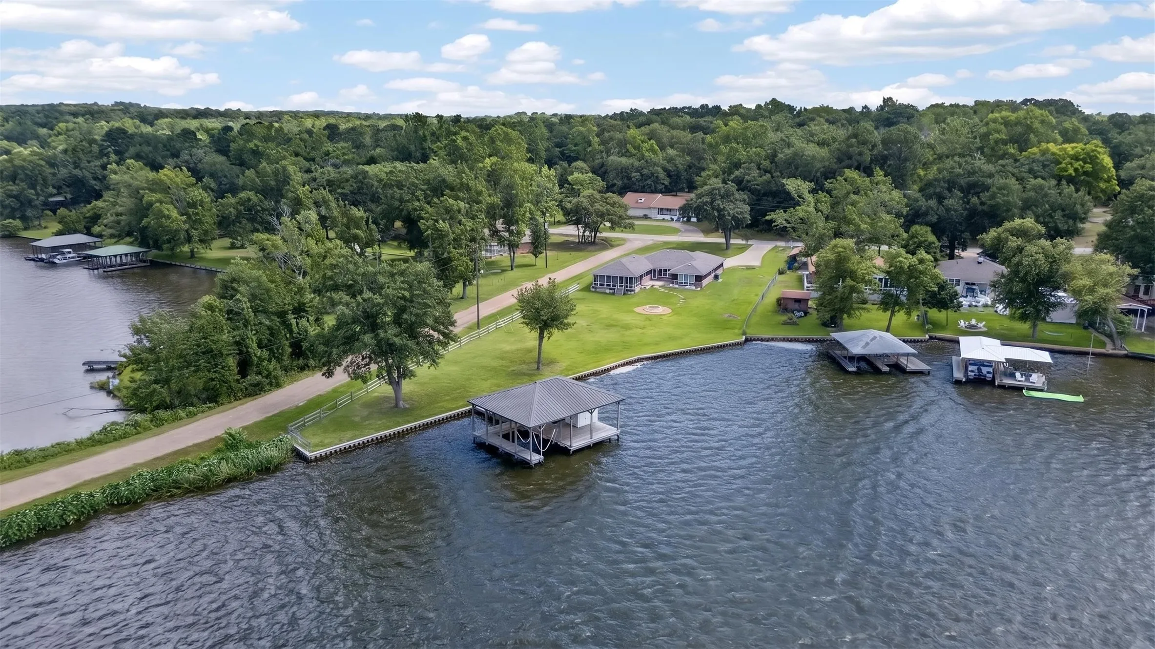 Single Family Residence For Sale in Van Zandt County , 1075 Callender Lake Drive, Murchison, Texas 75778, 3 Bedroom, 2 Bathroom, 2 Garage spaces, 1,931 Sqft, built in 2013, mls#21302870, Real Estate Agent in Murchison, Homes For Sale in Van Zandt county, Homes For Sale in Murchison, Realtor in Murchison Texas, Real Estate Brokerage Independent Realty Texas, Luminita Cordes Realtor