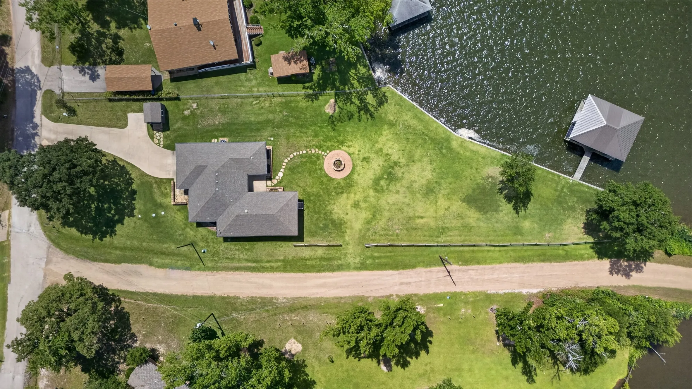 Single Family Residence For Sale in Van Zandt County , 1075 Callender Lake Drive, Murchison, Texas 75778, 3 Bedroom, 2 Bathroom, 2 Garage spaces, 1,931 Sqft, built in 2013, mls#21302870, Real Estate Agent in Murchison, Homes For Sale in Van Zandt county, Homes For Sale in Murchison, Realtor in Murchison Texas, Real Estate Brokerage Independent Realty Texas, Luminita Cordes Realtor