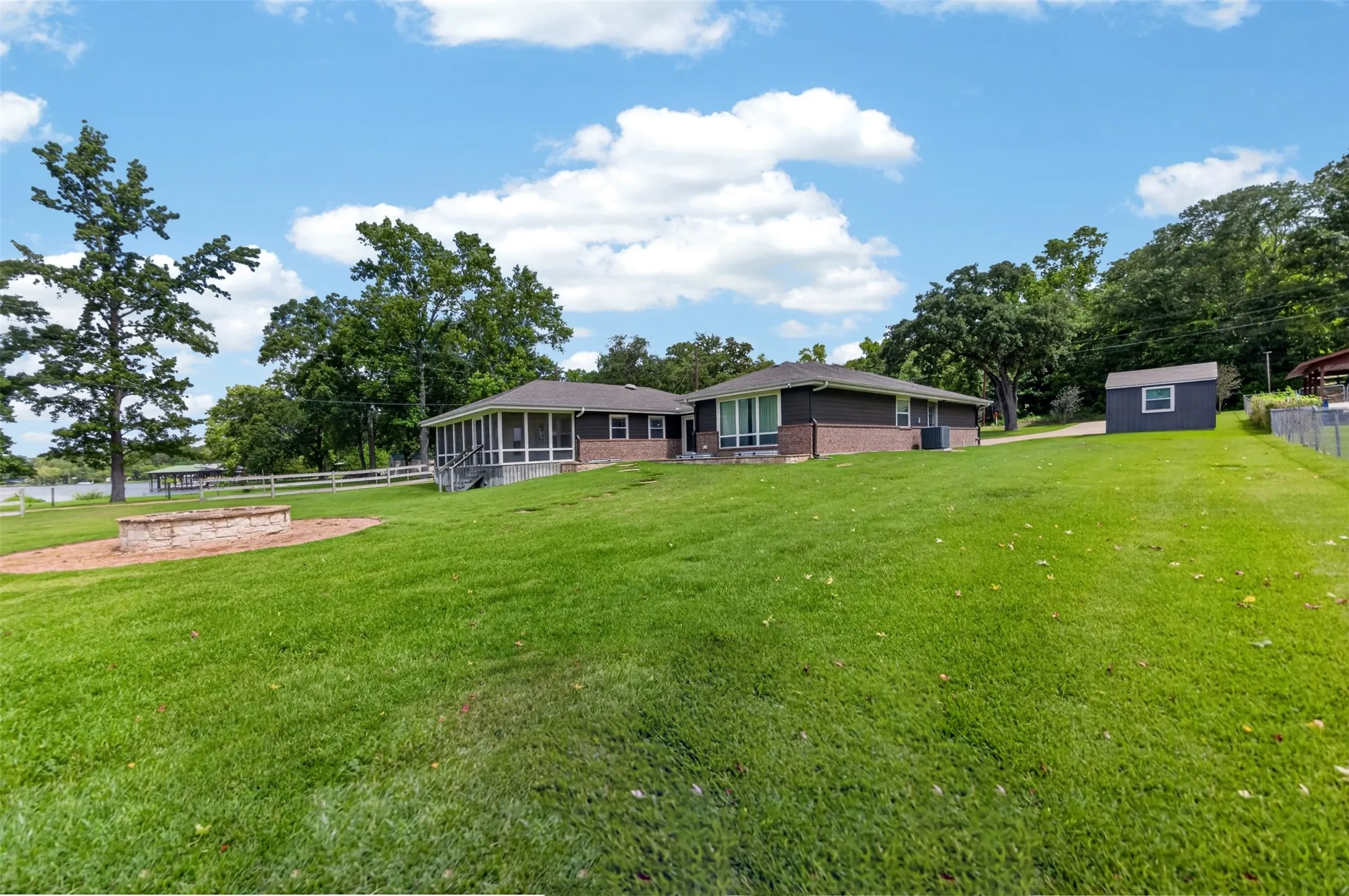 Single Family Residence For Sale in Van Zandt County , 1075 Callender Lake Drive, Murchison, Texas 75778, 3 Bedroom, 2 Bathroom, 2 Garage spaces, 1,931 Sqft, built in 2013, mls#21302870, Real Estate Agent in Murchison, Homes For Sale in Van Zandt county, Homes For Sale in Murchison, Realtor in Murchison Texas, Real Estate Brokerage Independent Realty Texas, Luminita Cordes Realtor