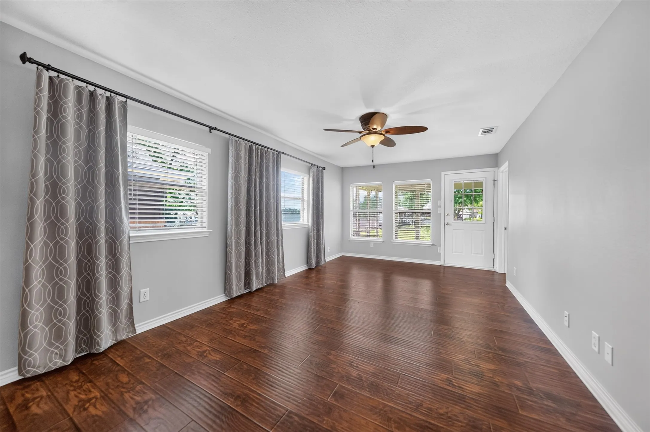 Single Family Residence For Sale in Van Zandt County , 1075 Callender Lake Drive, Murchison, Texas 75778, 3 Bedroom, 2 Bathroom, 2 Garage spaces, 1,931 Sqft, built in 2013, mls#21302870, Real Estate Agent in Murchison, Homes For Sale in Van Zandt county, Homes For Sale in Murchison, Realtor in Murchison Texas, Real Estate Brokerage Independent Realty Texas, Luminita Cordes Realtor