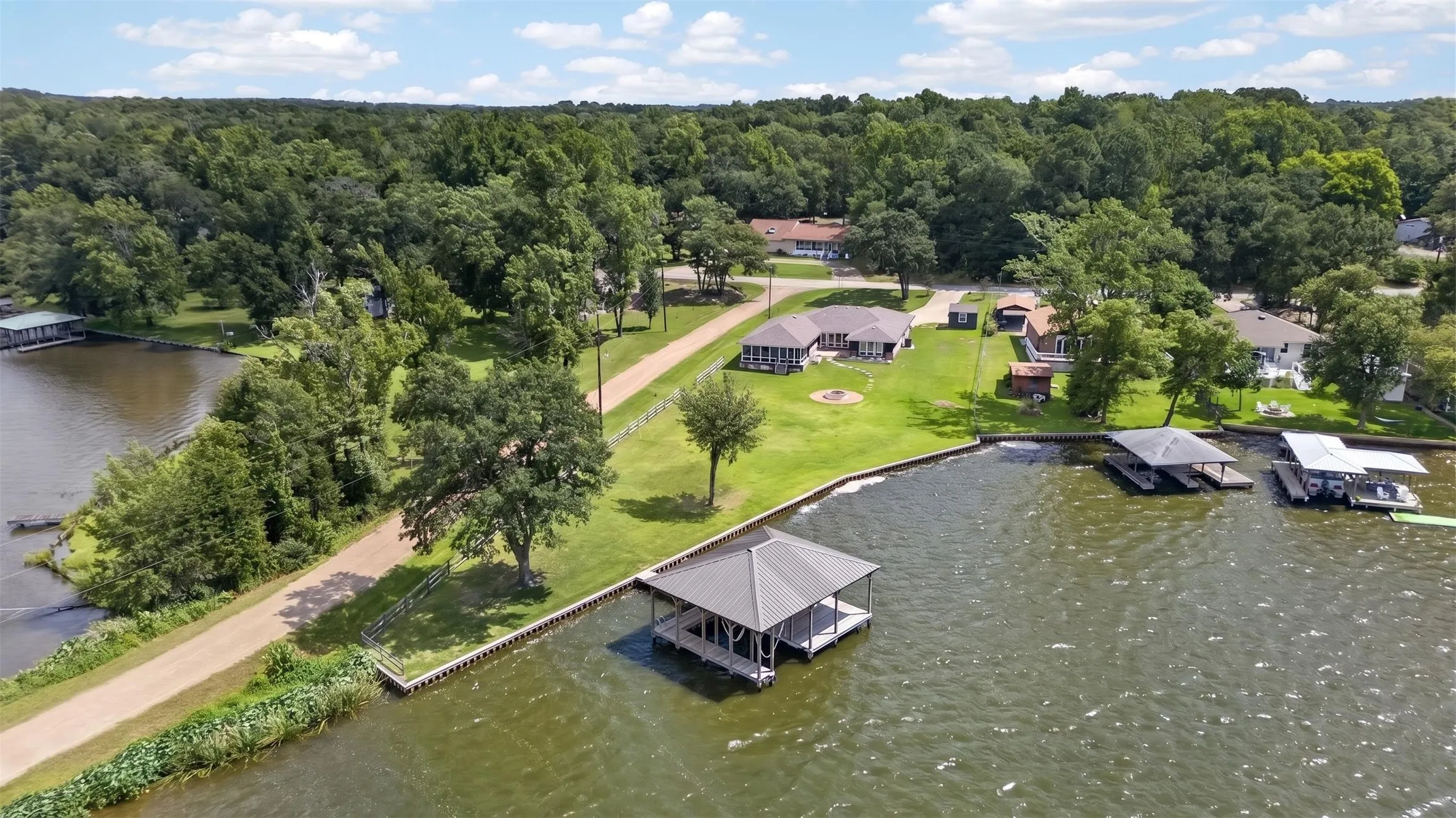Single Family Residence For Sale in Van Zandt County , 1075 Callender Lake Drive, Murchison, Texas 75778, 3 Bedroom, 2 Bathroom, 2 Garage spaces, 1,931 Sqft, built in 2013, mls#21302870, Real Estate Agent in Murchison, Homes For Sale in Van Zandt county, Homes For Sale in Murchison, Realtor in Murchison Texas, Real Estate Brokerage Independent Realty Texas, Luminita Cordes Realtor