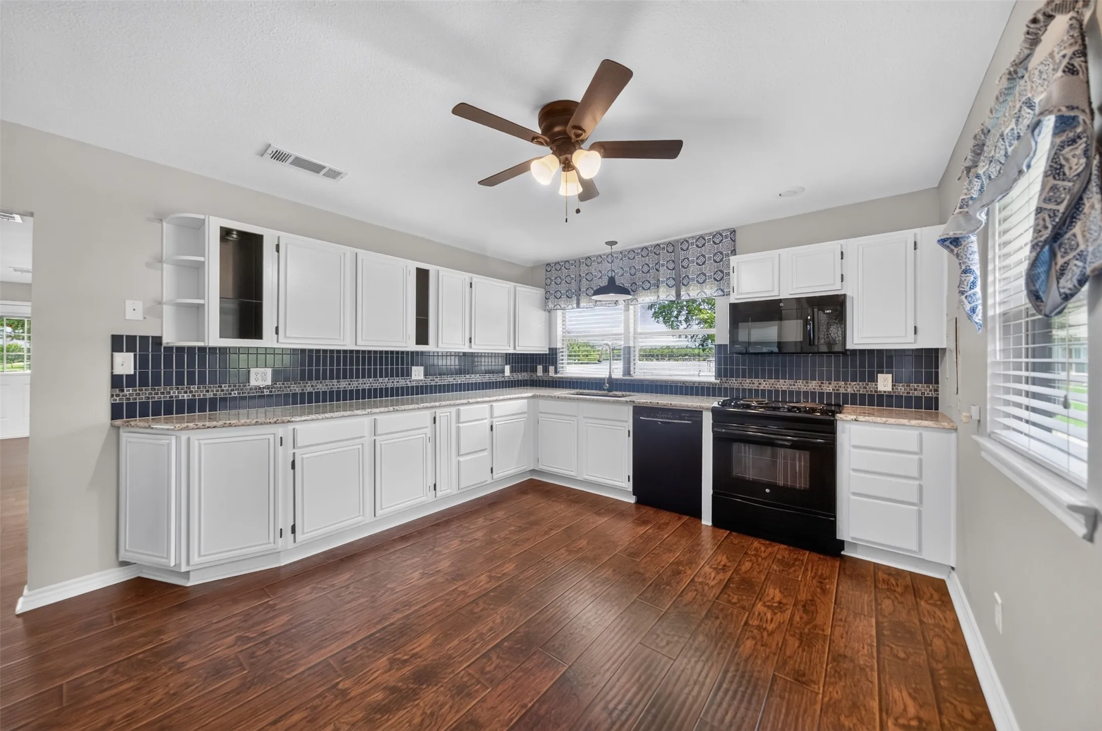 Single Family Residence For Sale in Van Zandt County , 1075 Callender Lake Drive, Murchison, Texas 75778, 3 Bedroom, 2 Bathroom, 2 Garage spaces, 1,931 Sqft, built in 2013, mls#21302870, Real Estate Agent in Murchison, Homes For Sale in Van Zandt county, Homes For Sale in Murchison, Realtor in Murchison Texas, Real Estate Brokerage Independent Realty Texas, Luminita Cordes Realtor