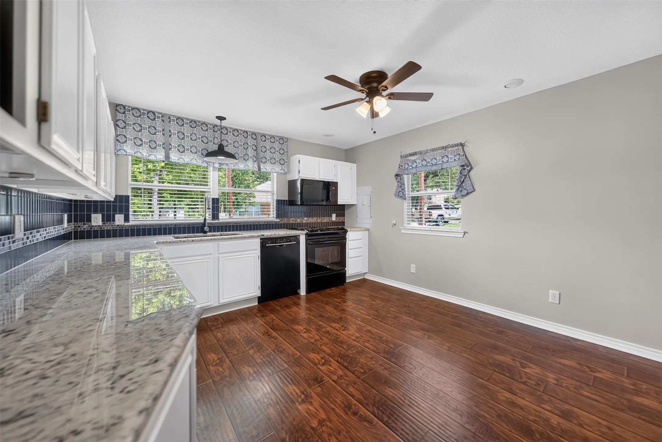 Single Family Residence For Sale in Van Zandt County , 1075 Callender Lake Drive, Murchison, Texas 75778, 3 Bedroom, 2 Bathroom, 2 Garage spaces, 1,931 Sqft, built in 2013, mls#21302870, Real Estate Agent in Murchison, Homes For Sale in Van Zandt county, Homes For Sale in Murchison, Realtor in Murchison Texas, Real Estate Brokerage Independent Realty Texas, Luminita Cordes Realtor